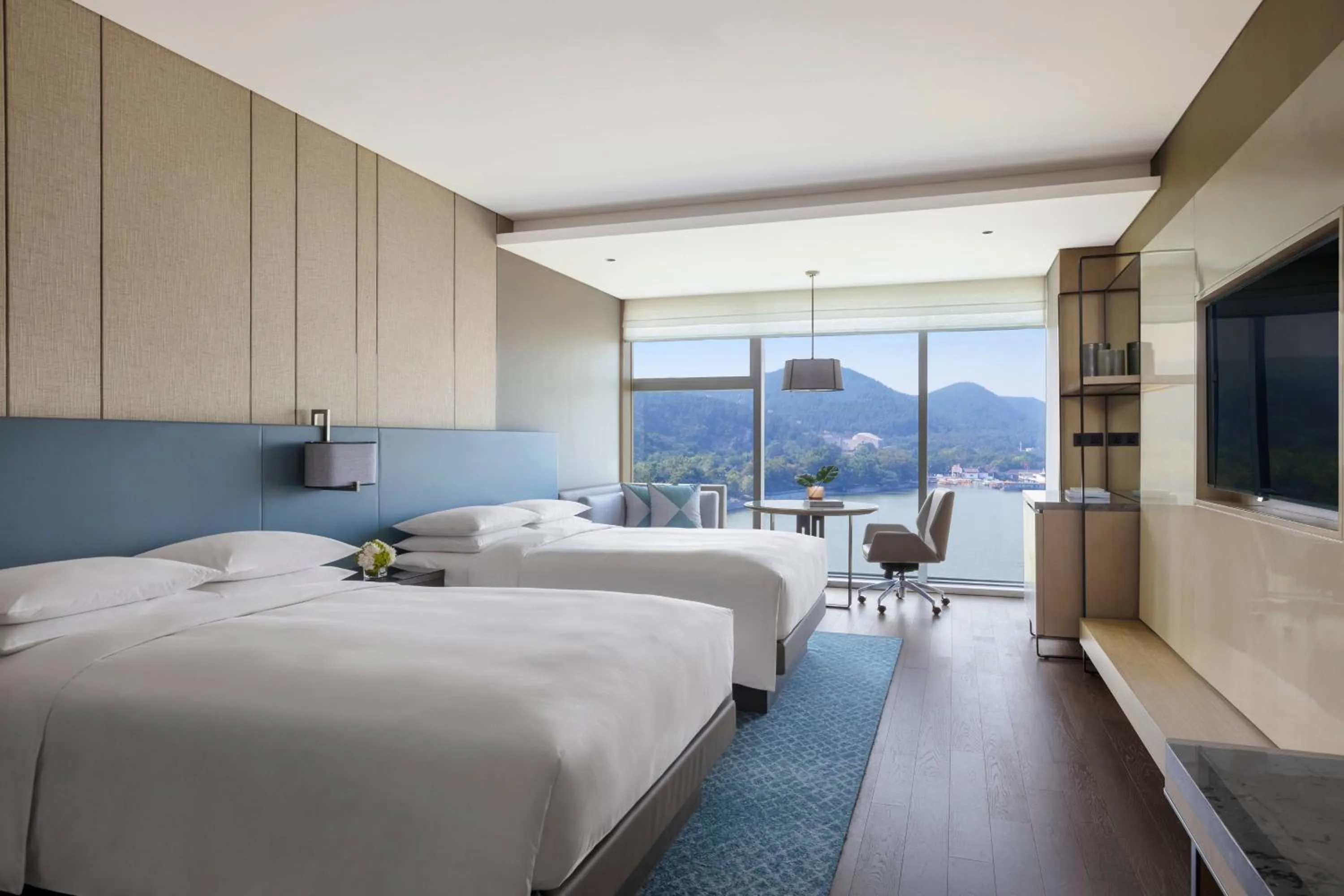 Photo of the whole room, Bed in Xuzhou Marriott Hotel Lakeview