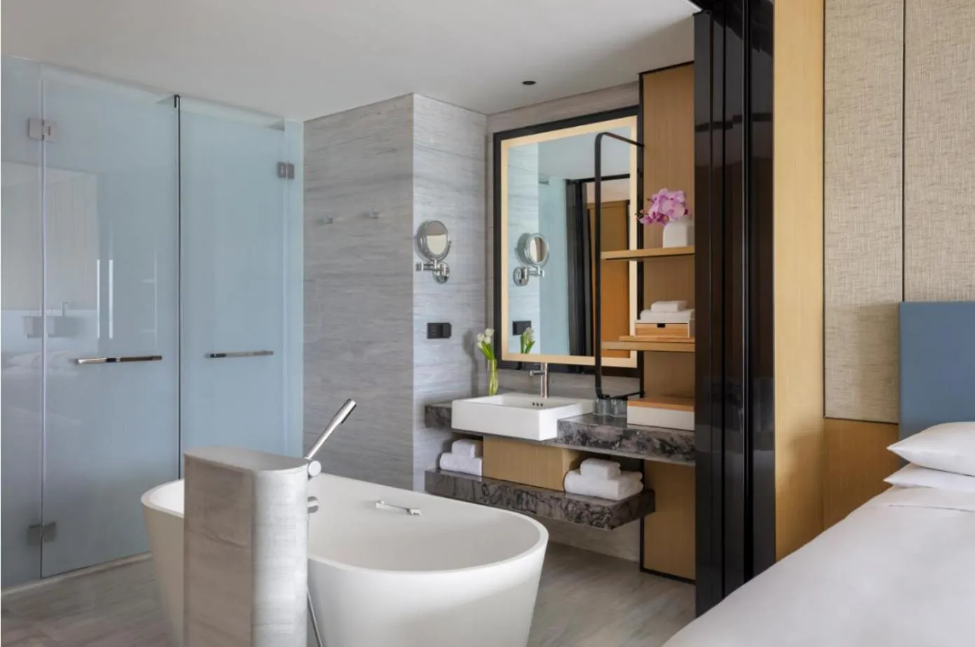 Bath, Bed in Xuzhou Marriott Hotel Lakeview