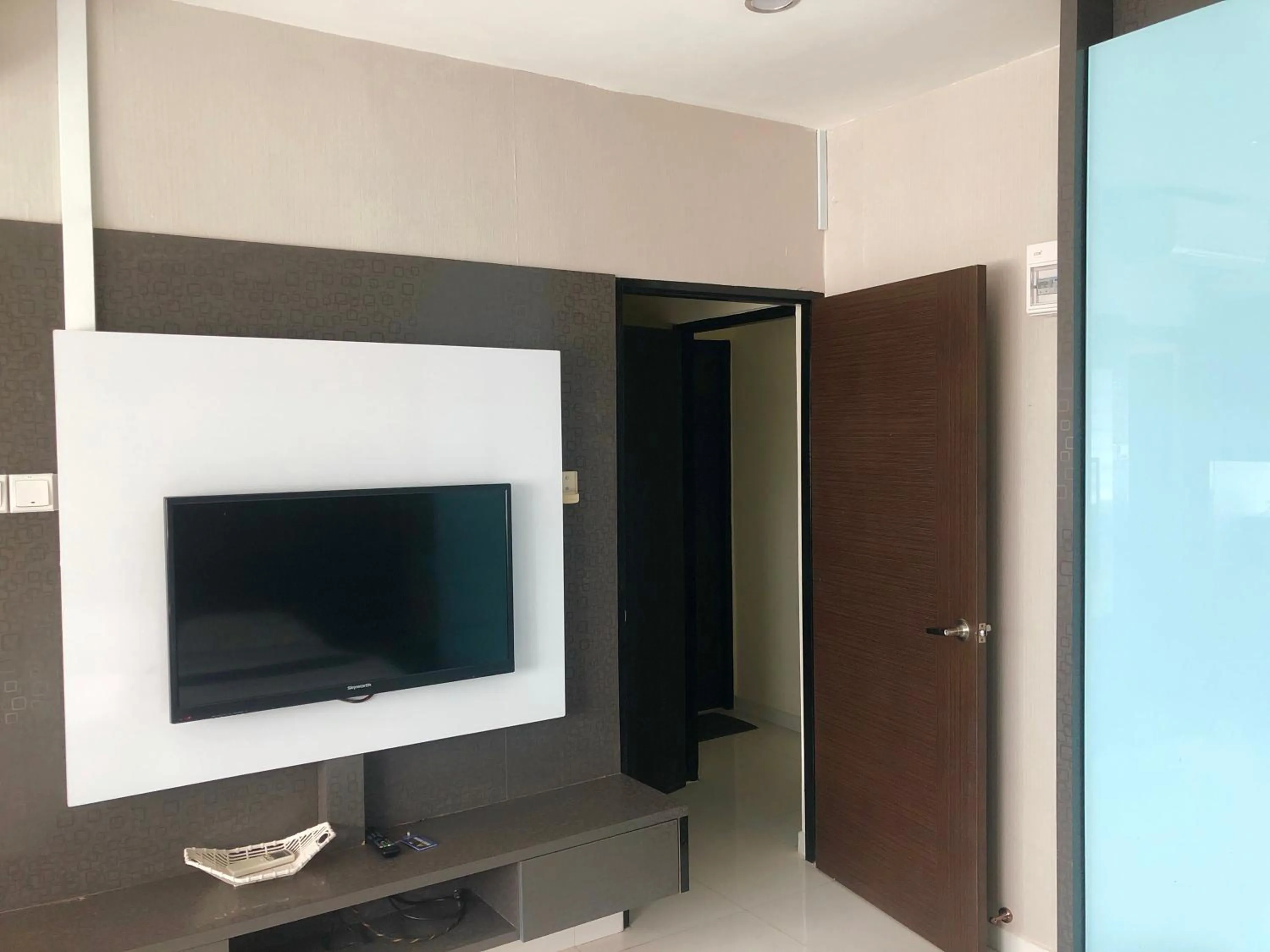 TV and multimedia in JJH Serviced Apartments near Serangoon MRT