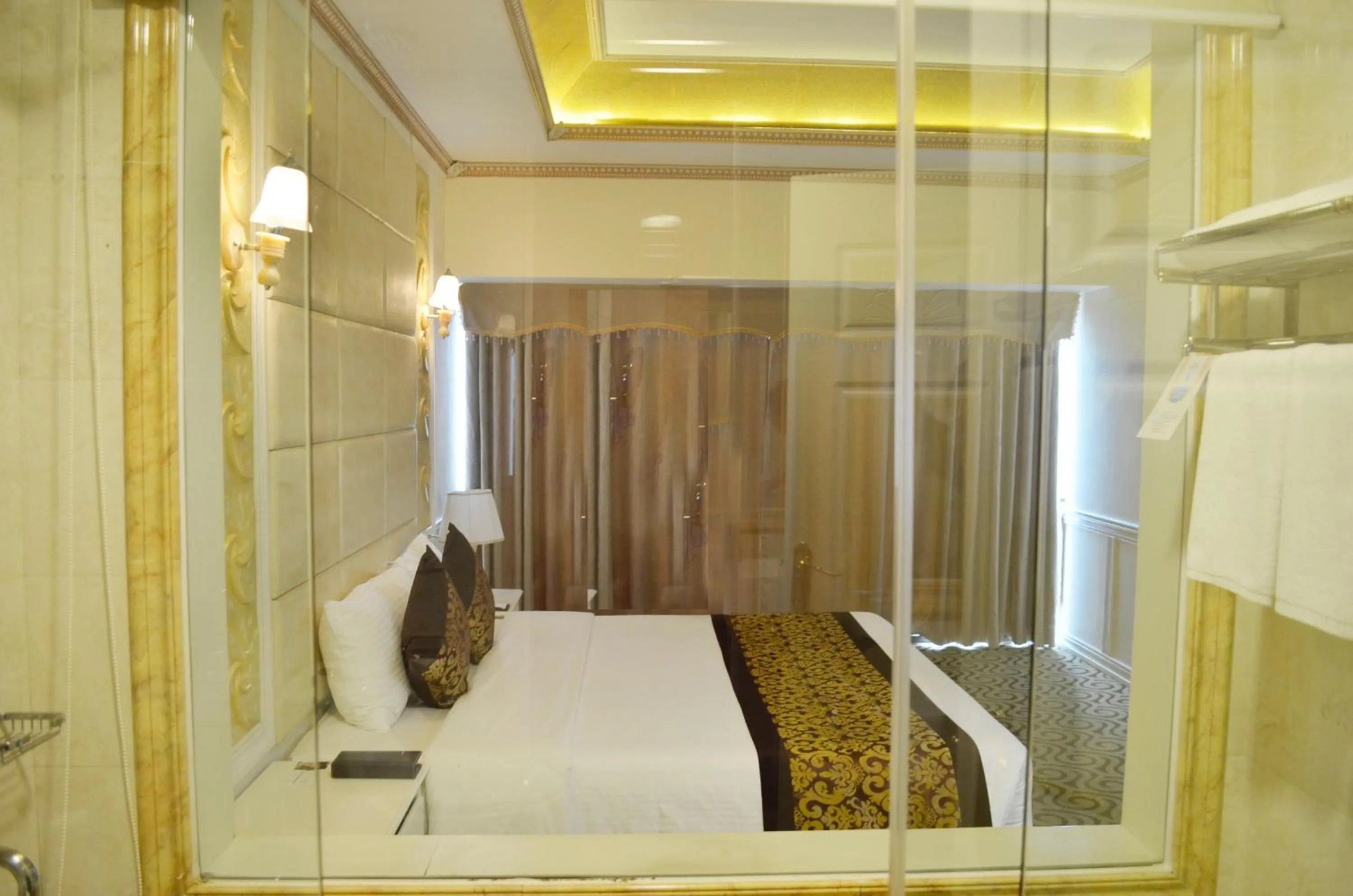 Bathroom, Bed in Muong Thanh Luxury Song Lam Hotel
