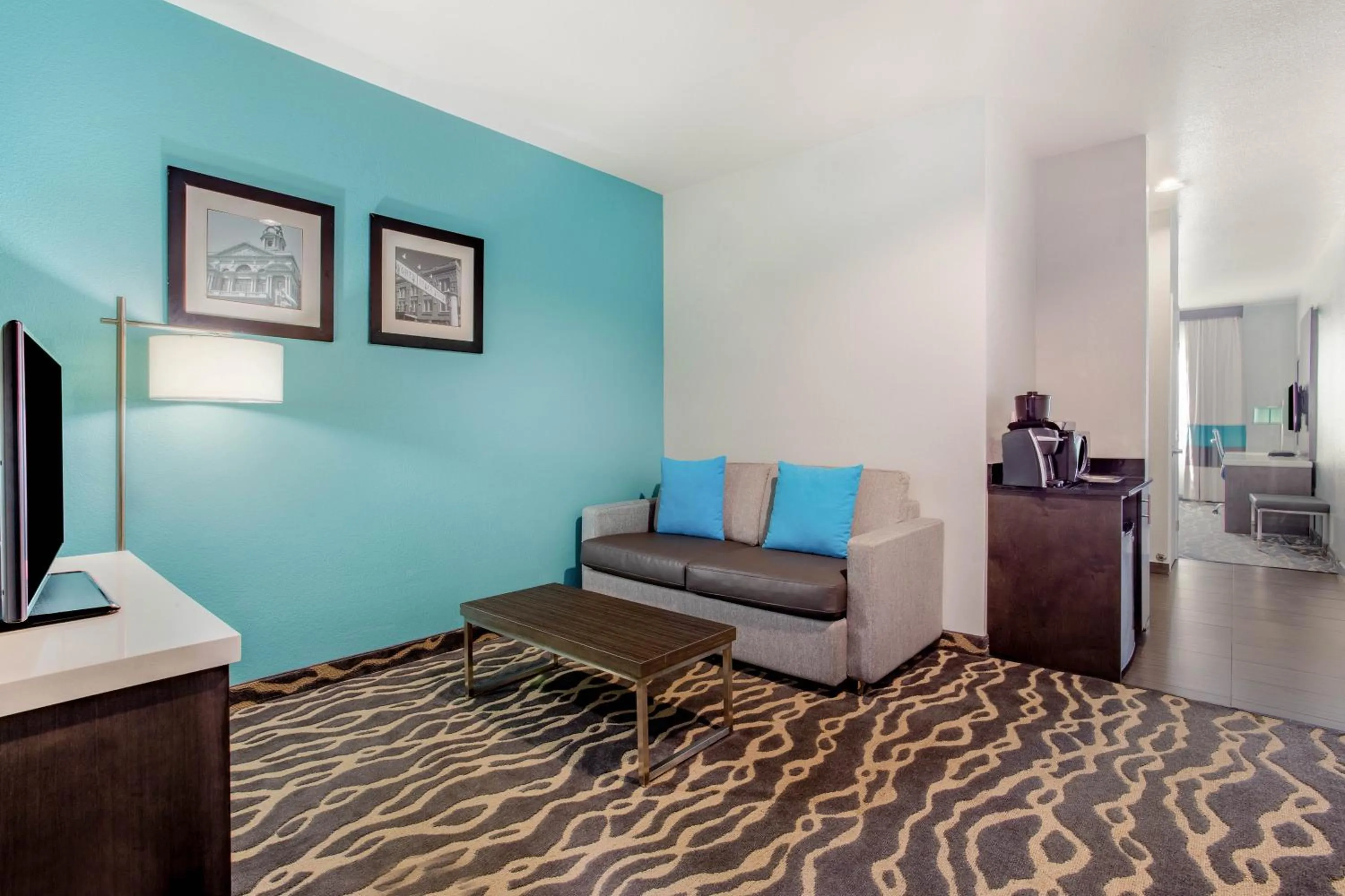 Living room in La Quinta Inn & Suites by Wyndham Northlake Ft. Worth