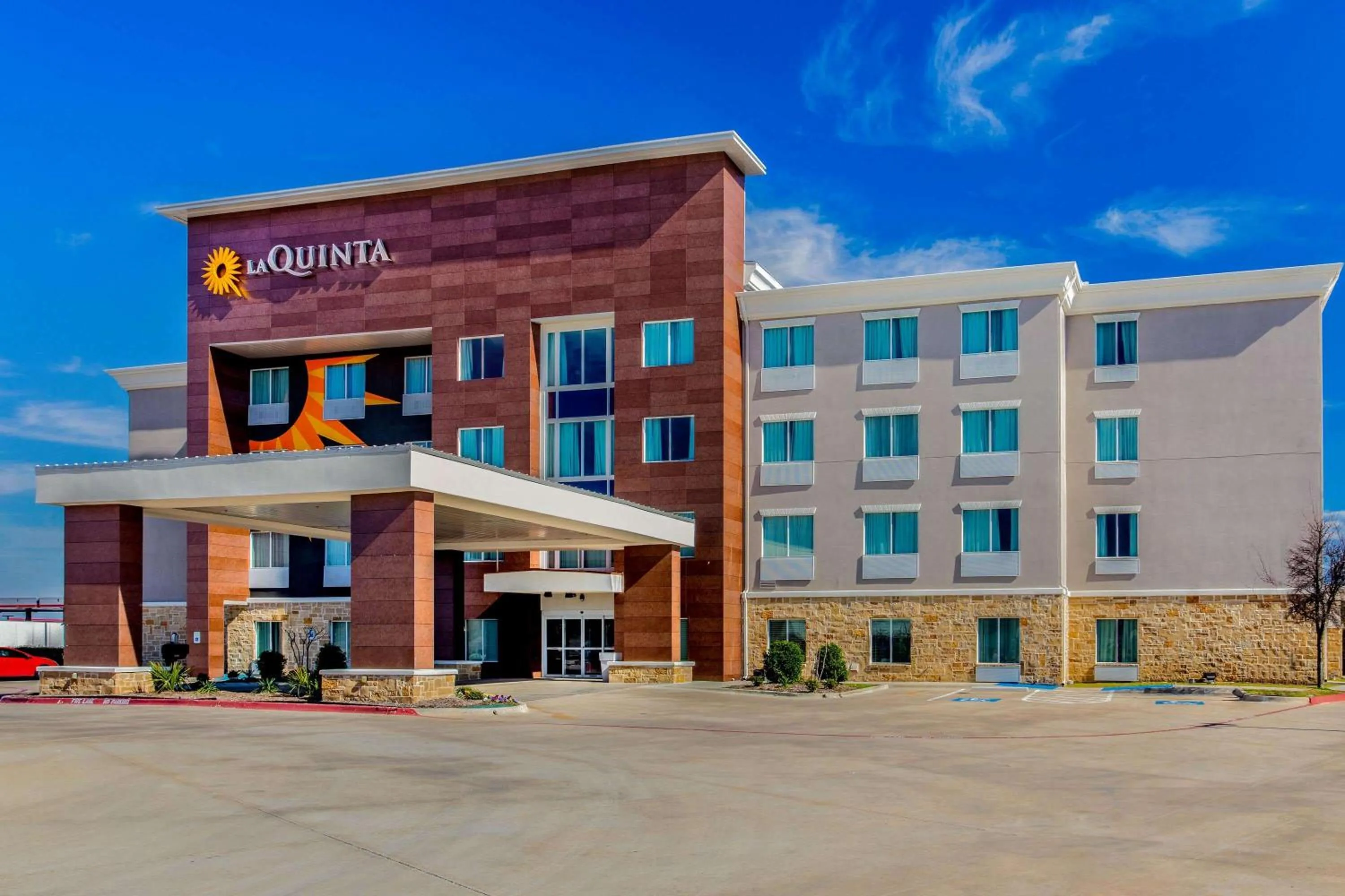 Property building in La Quinta Inn & Suites by Wyndham Northlake Ft. Worth