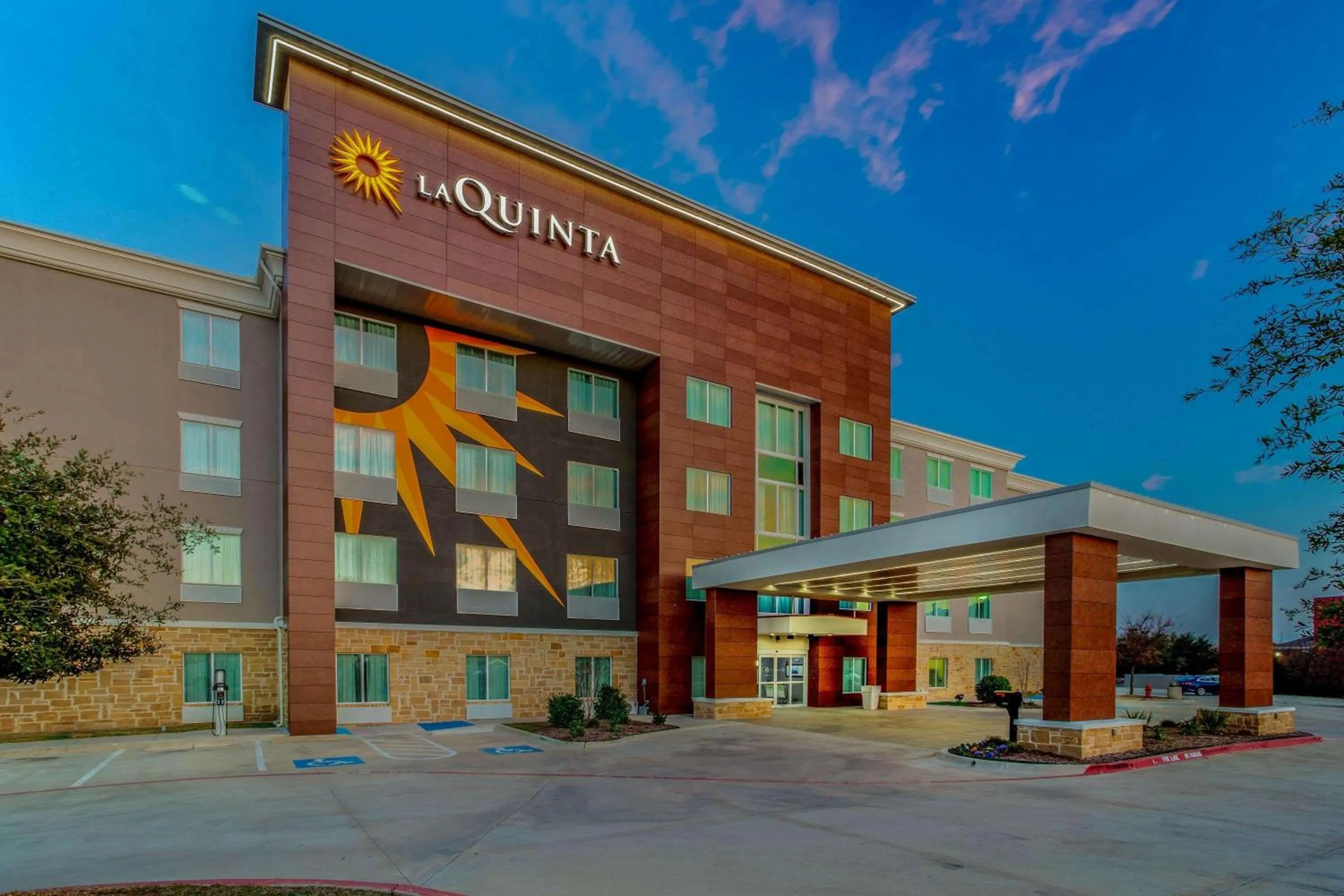 Property building in La Quinta Inn & Suites by Wyndham Northlake Ft. Worth