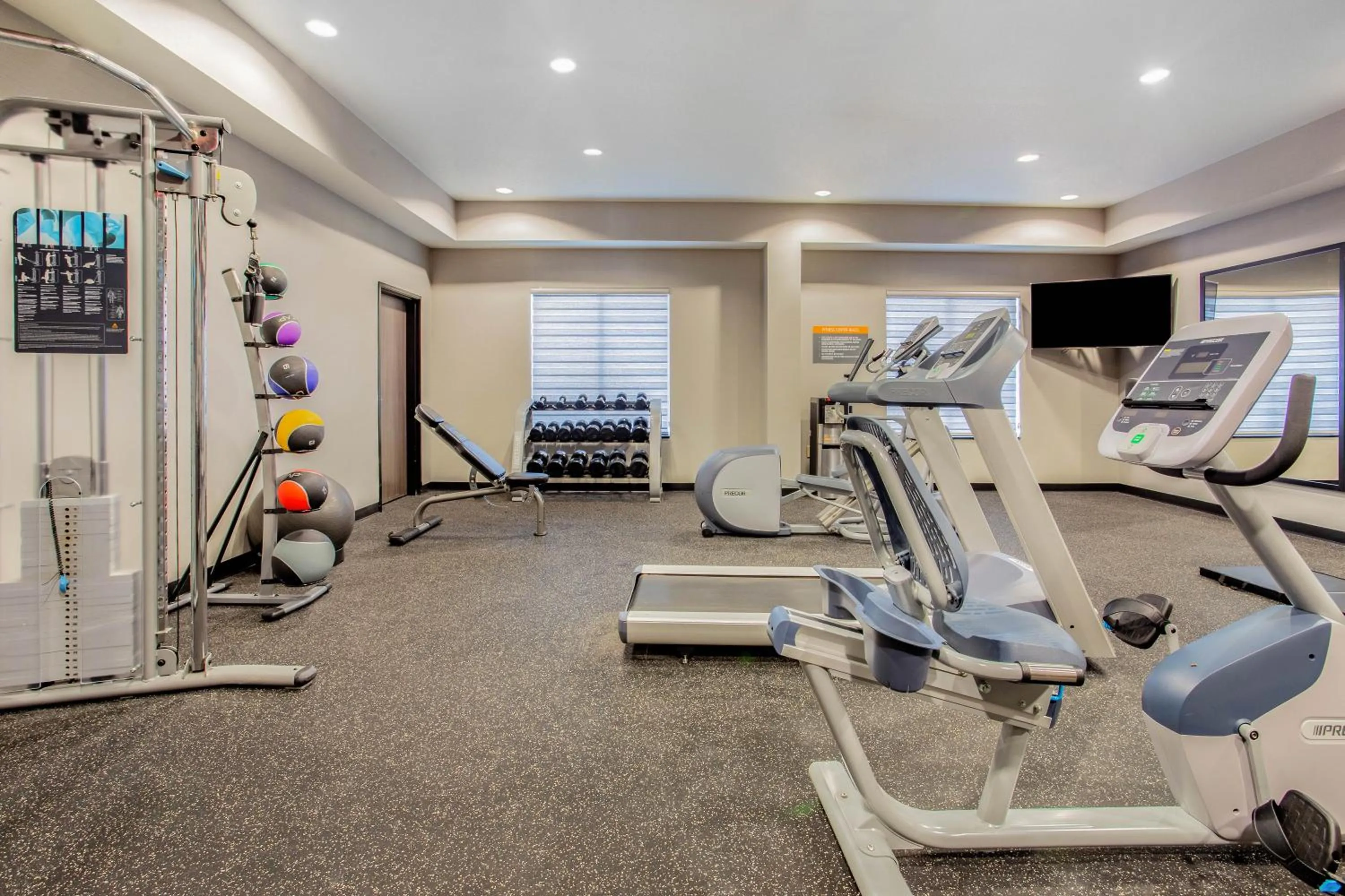 Fitness centre/facilities in La Quinta Inn & Suites by Wyndham Northlake Ft. Worth