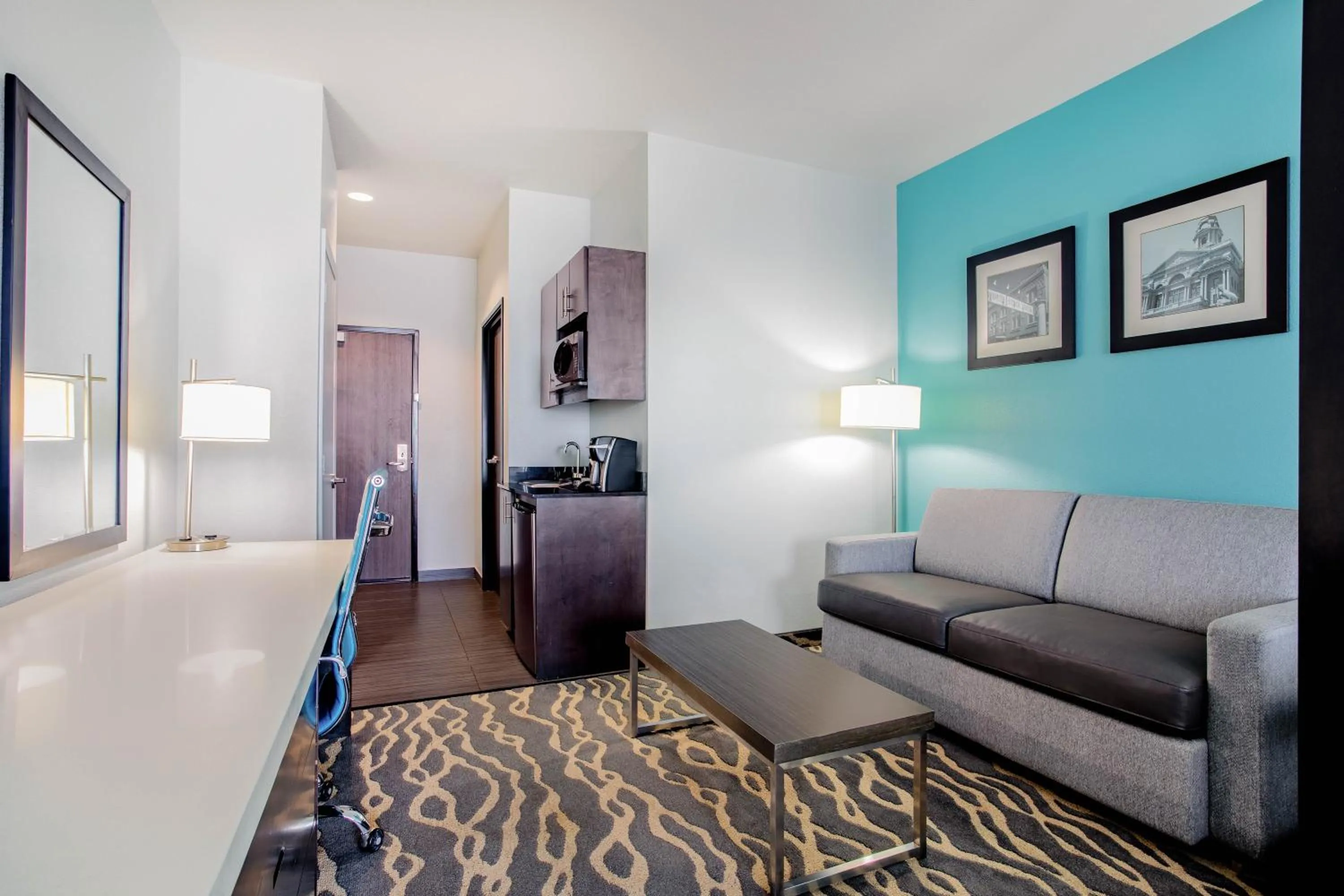 Living room in La Quinta Inn & Suites by Wyndham Northlake Ft. Worth