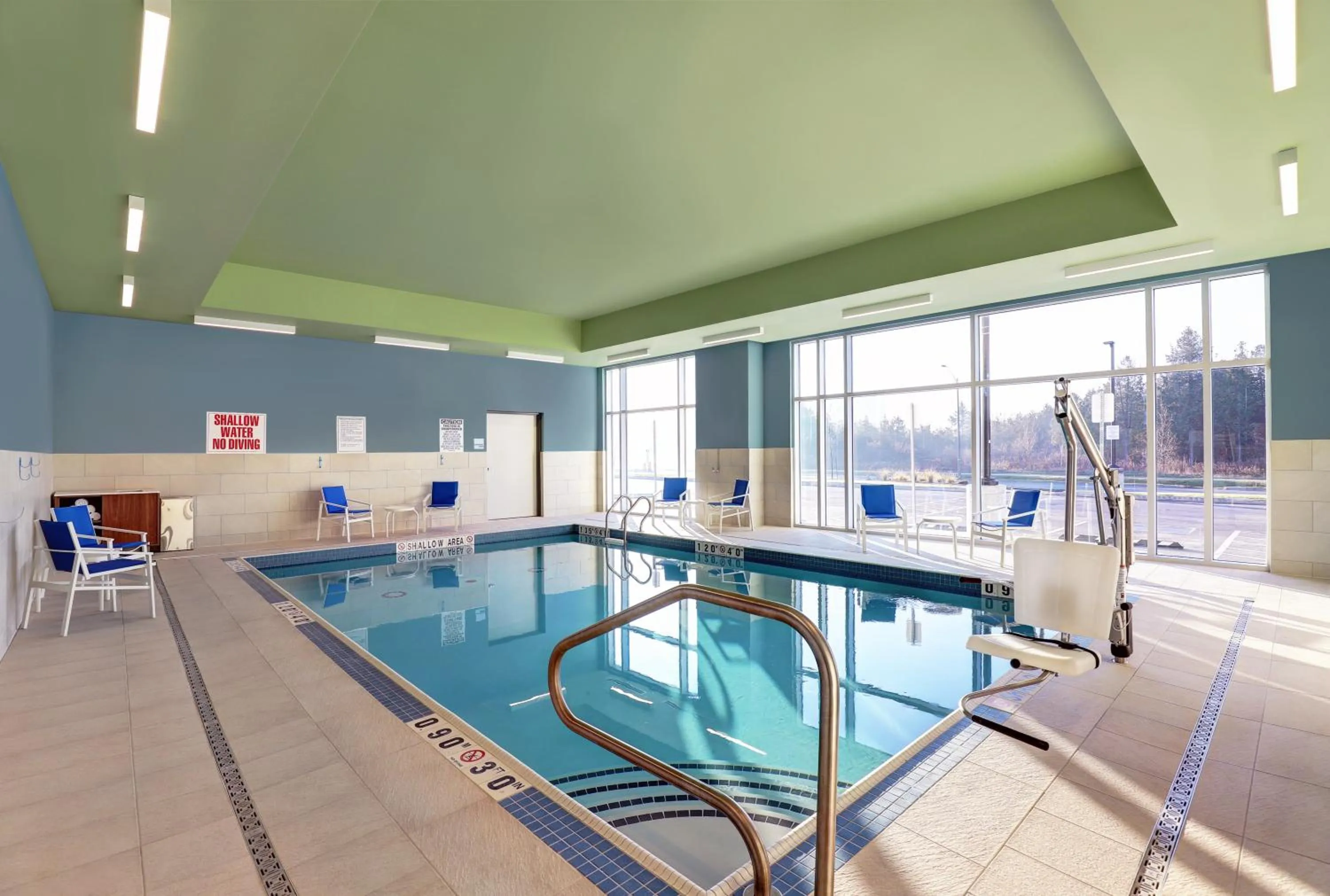 Swimming pool in Holiday Inn Express - Kingston West by IHG