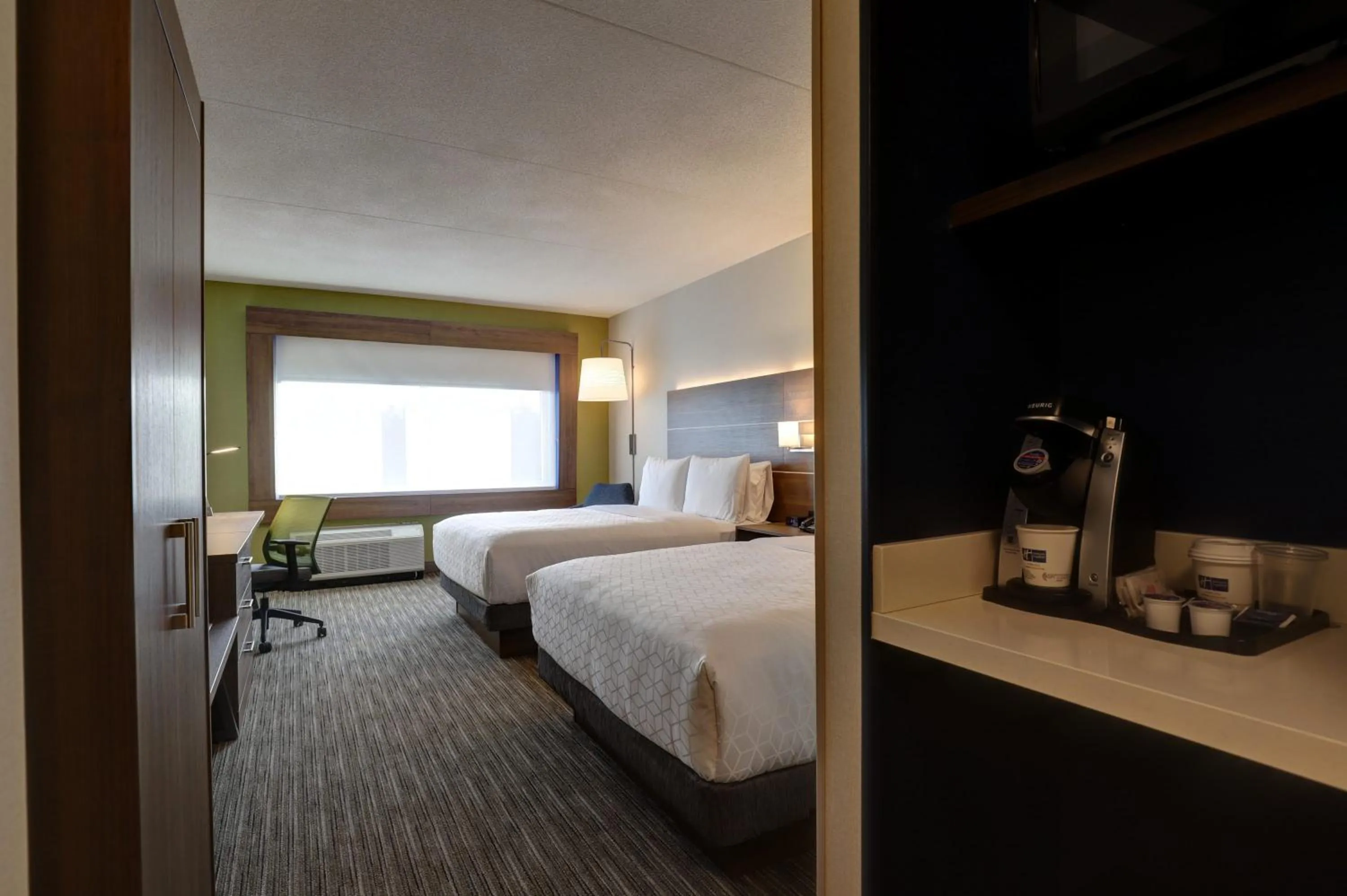 Guests, Bed in Holiday Inn Express - Kingston West by IHG