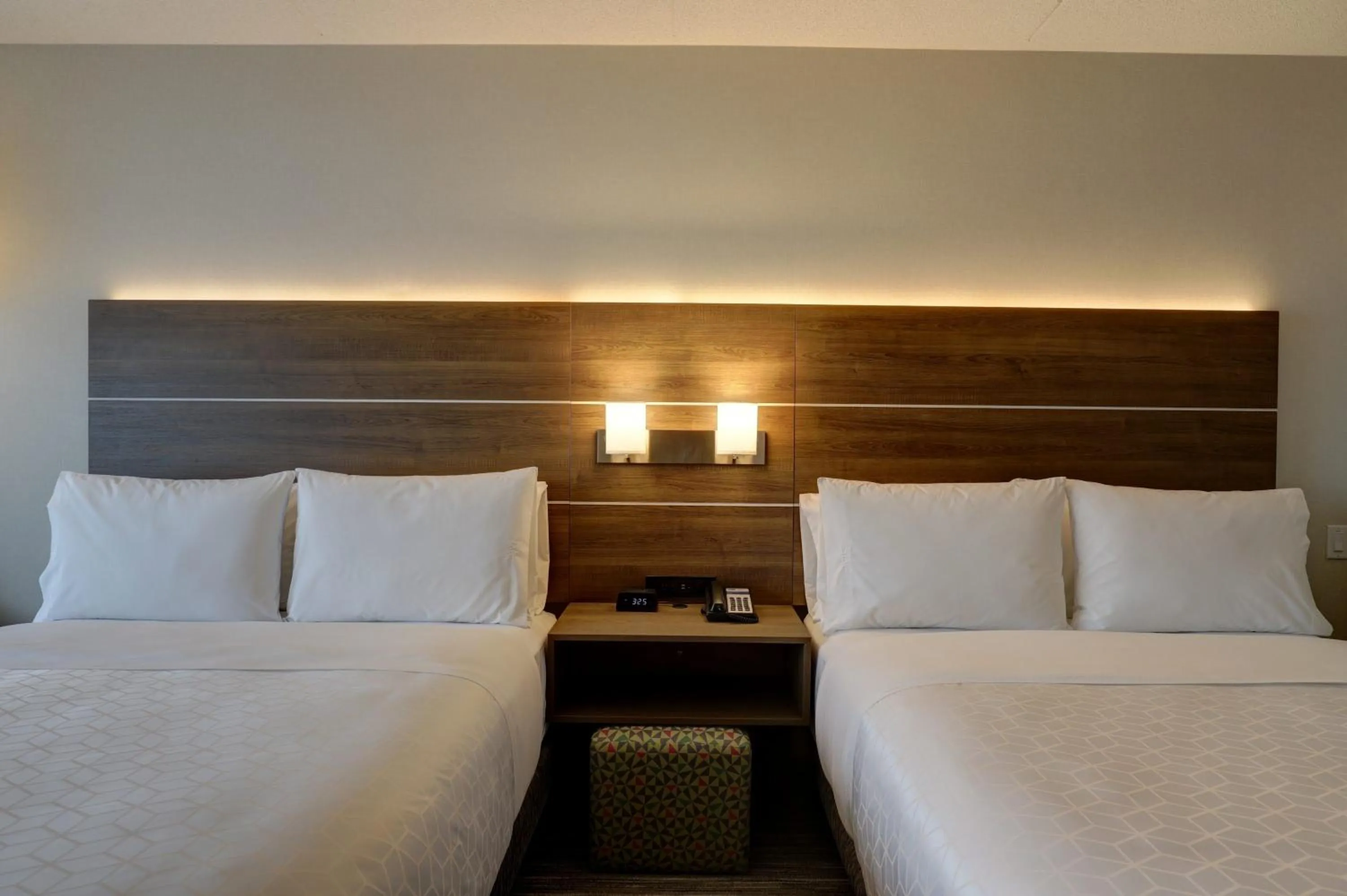 Bed in Holiday Inn Express - Kingston West by IHG