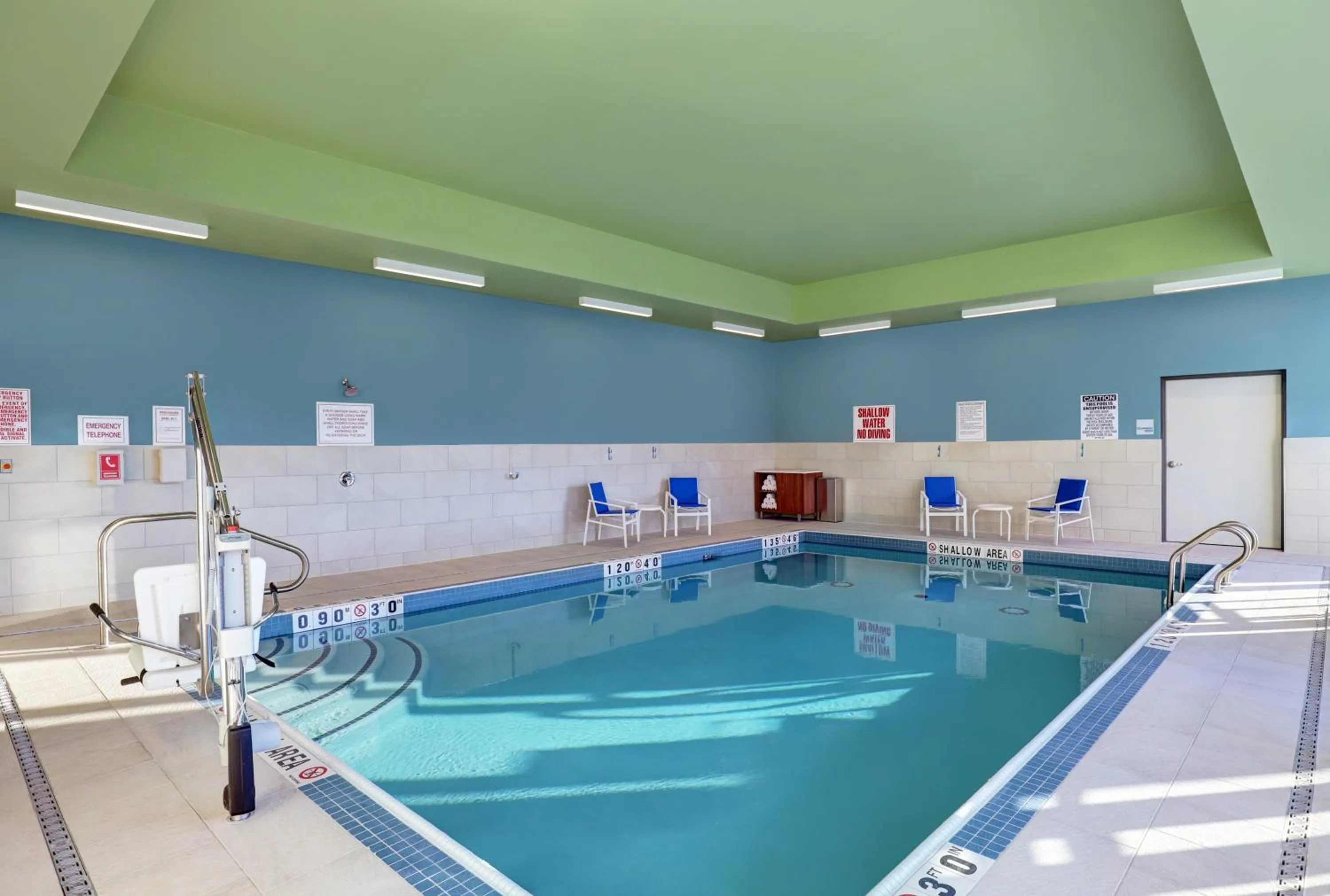 Swimming pool in Holiday Inn Express - Kingston West by IHG