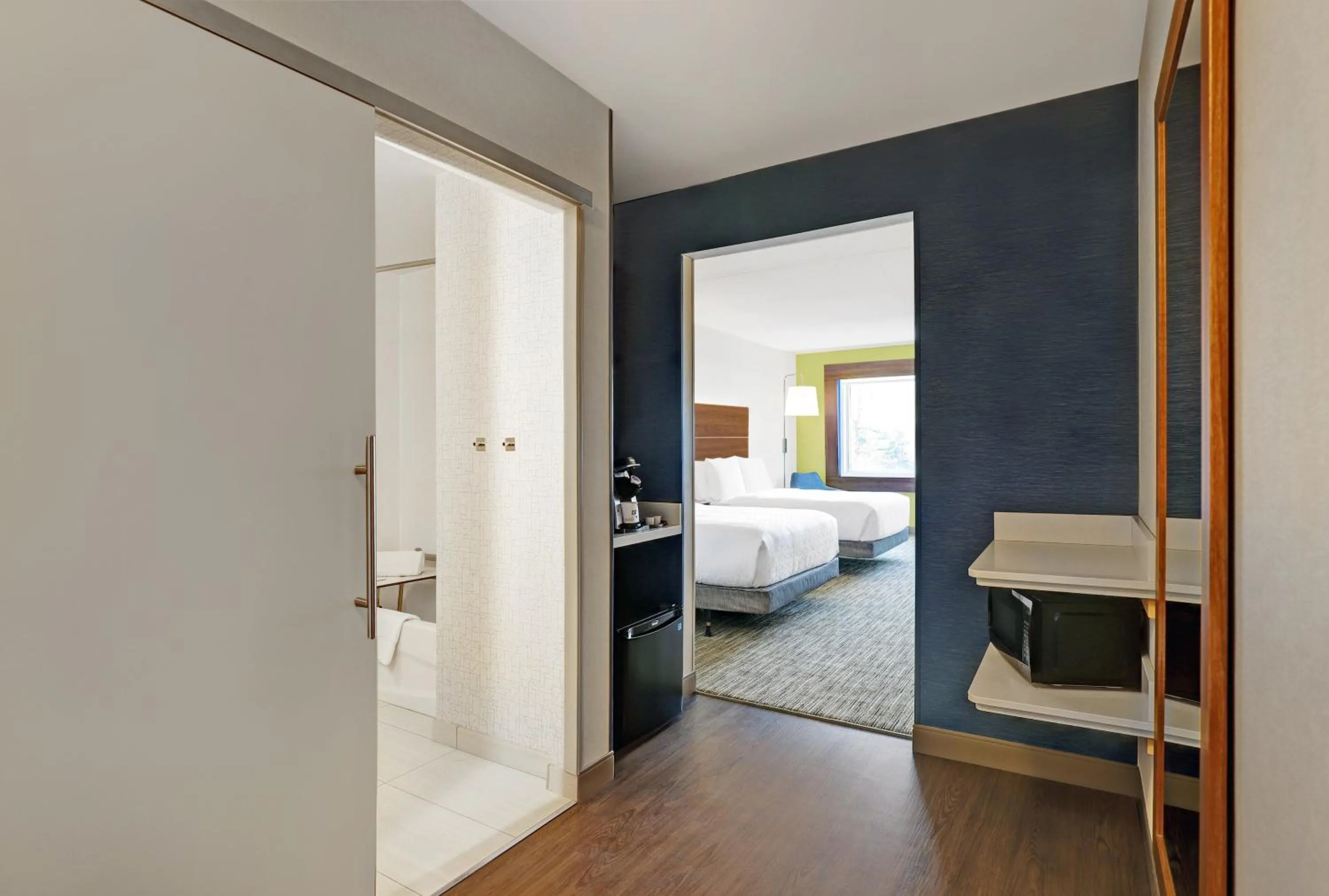 Photo of the whole room, Bed in Holiday Inn Express - Kingston West by IHG