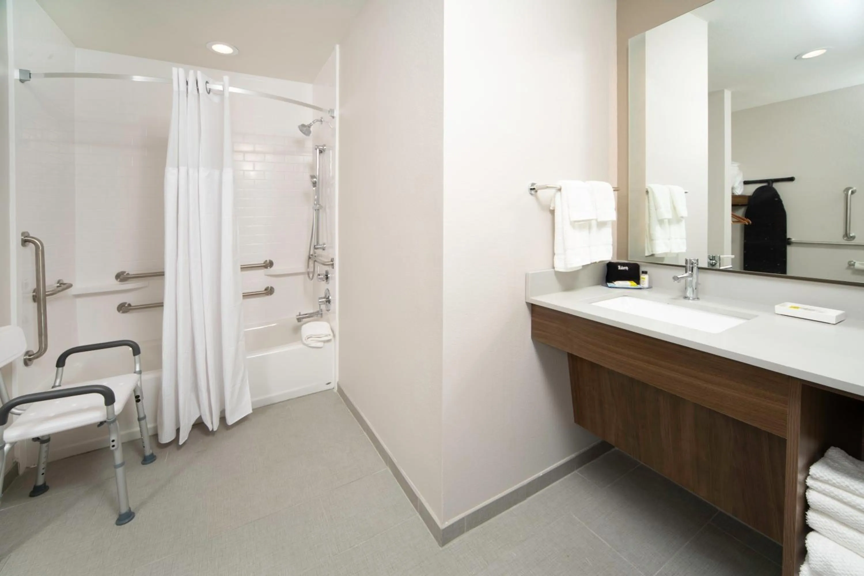 Bathroom in Staybridge Suites Florence - Cincinnati South by IHG