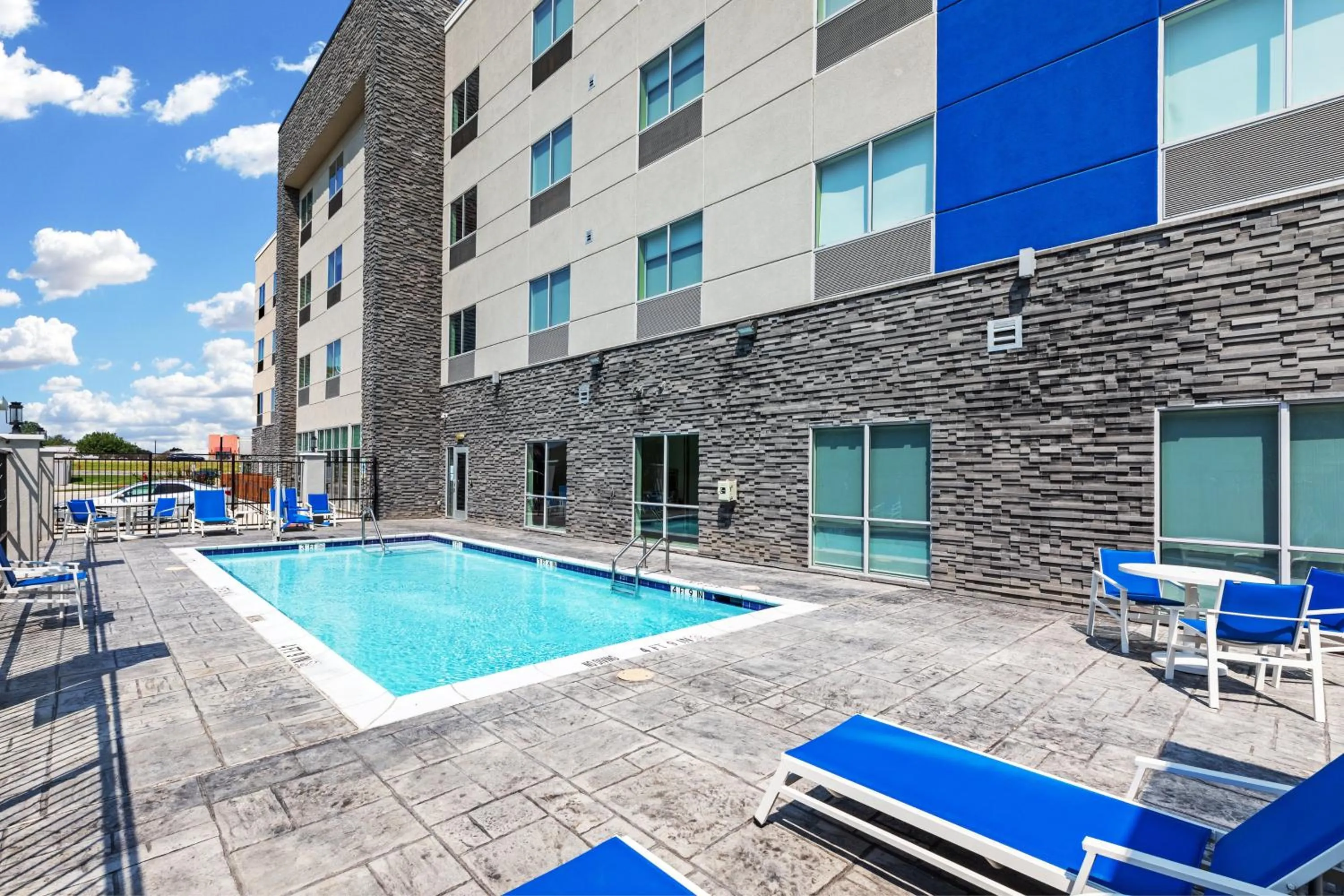 Swimming pool in Holiday Inn Express & Suites - Denton - Sanger by IHG