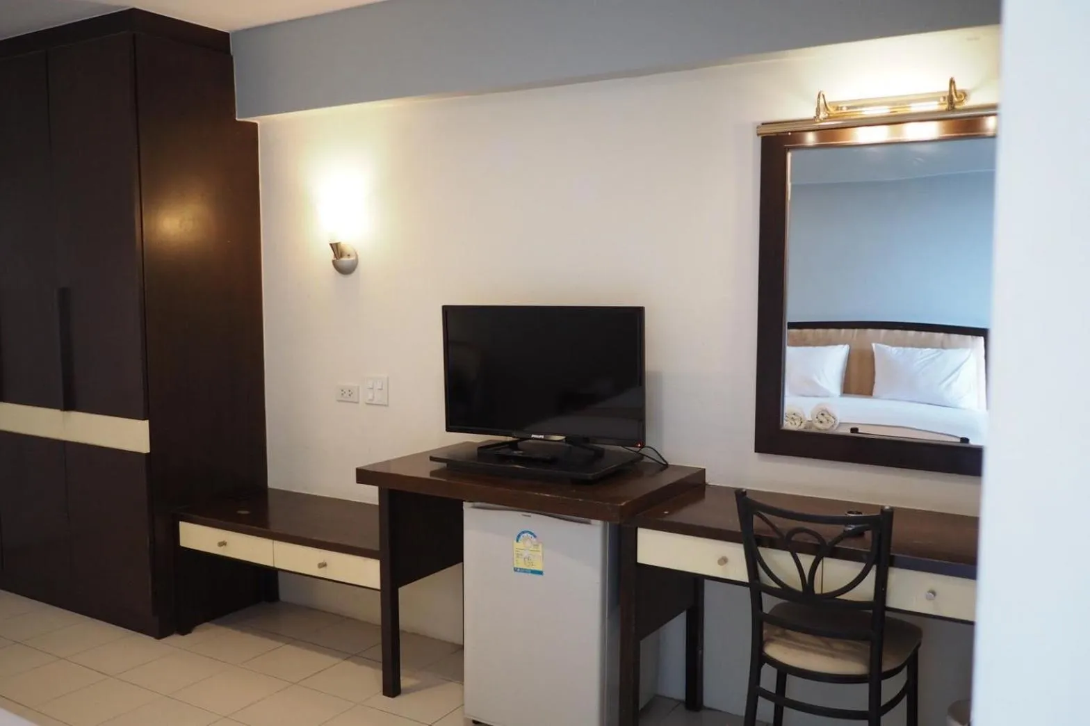 Photo of the whole room in Phromsuk Hotel Ayutthaya