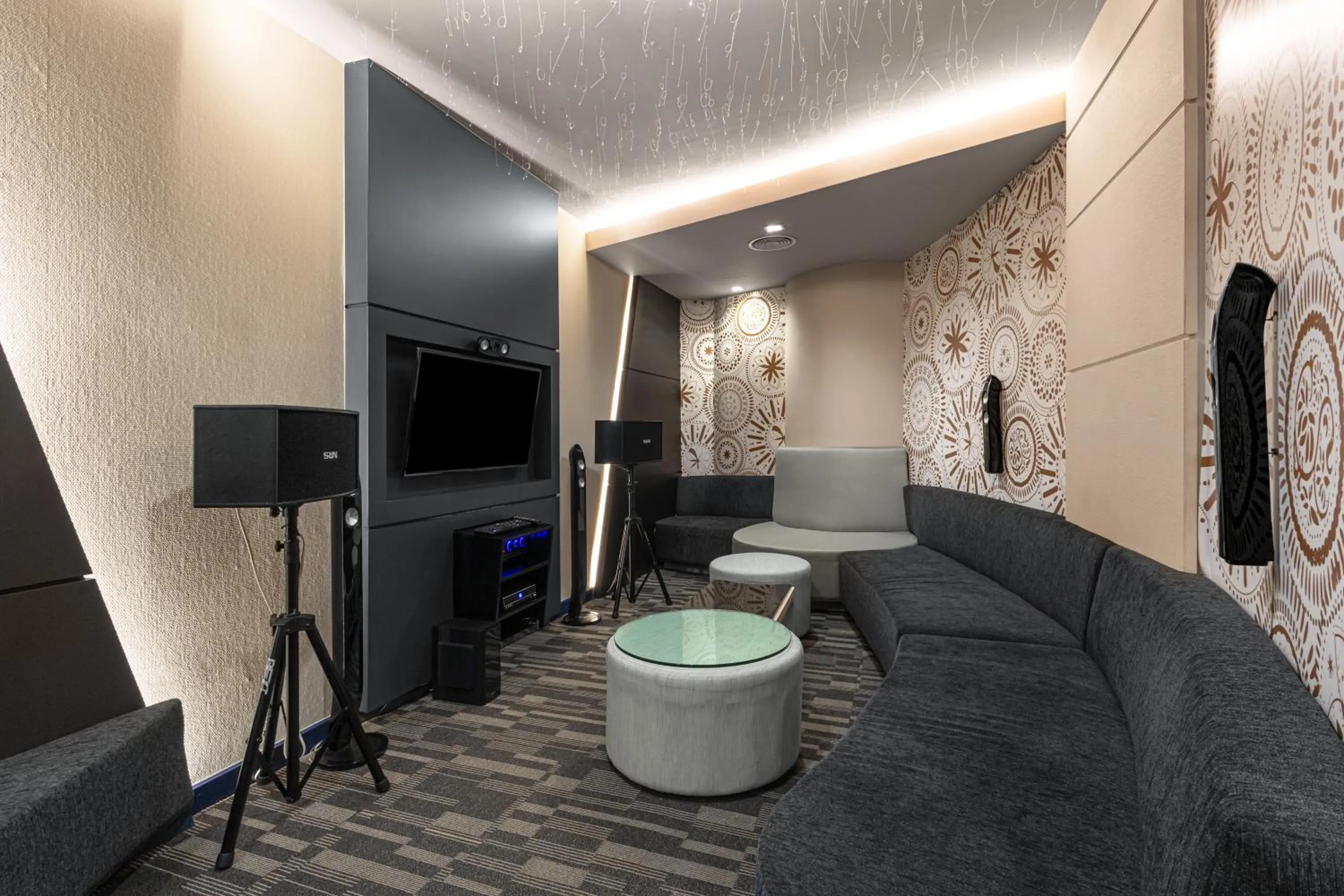 Karaoke in Royal Wing Suites & Spa Pattaya