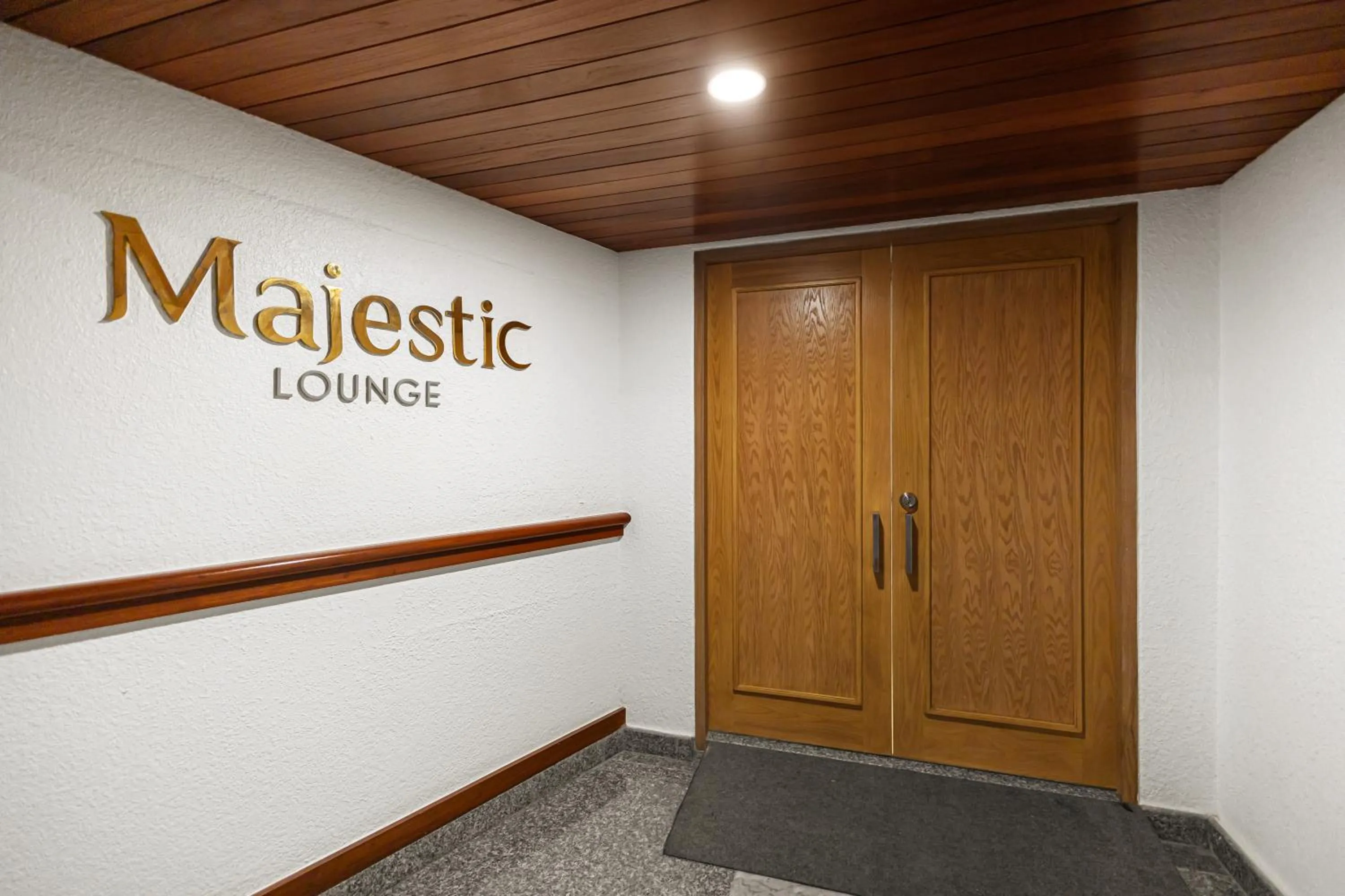 Lounge or bar in Royal Wing Suites & Spa Pattaya