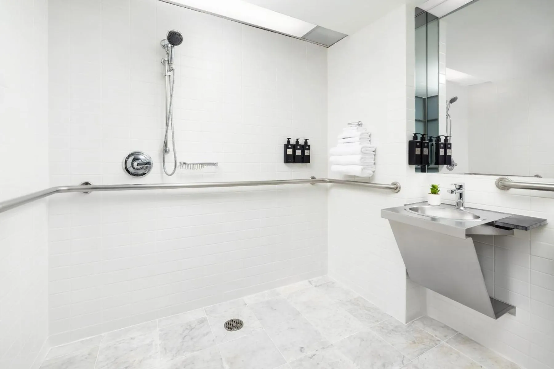 Shower in Shoreham Hotel