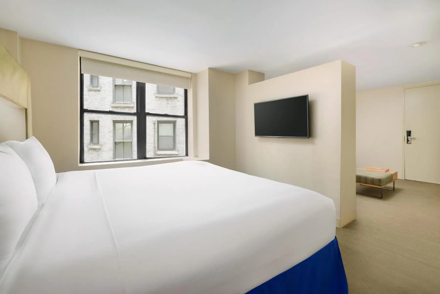 Communal lounge/ TV room, Bed in Shoreham Hotel