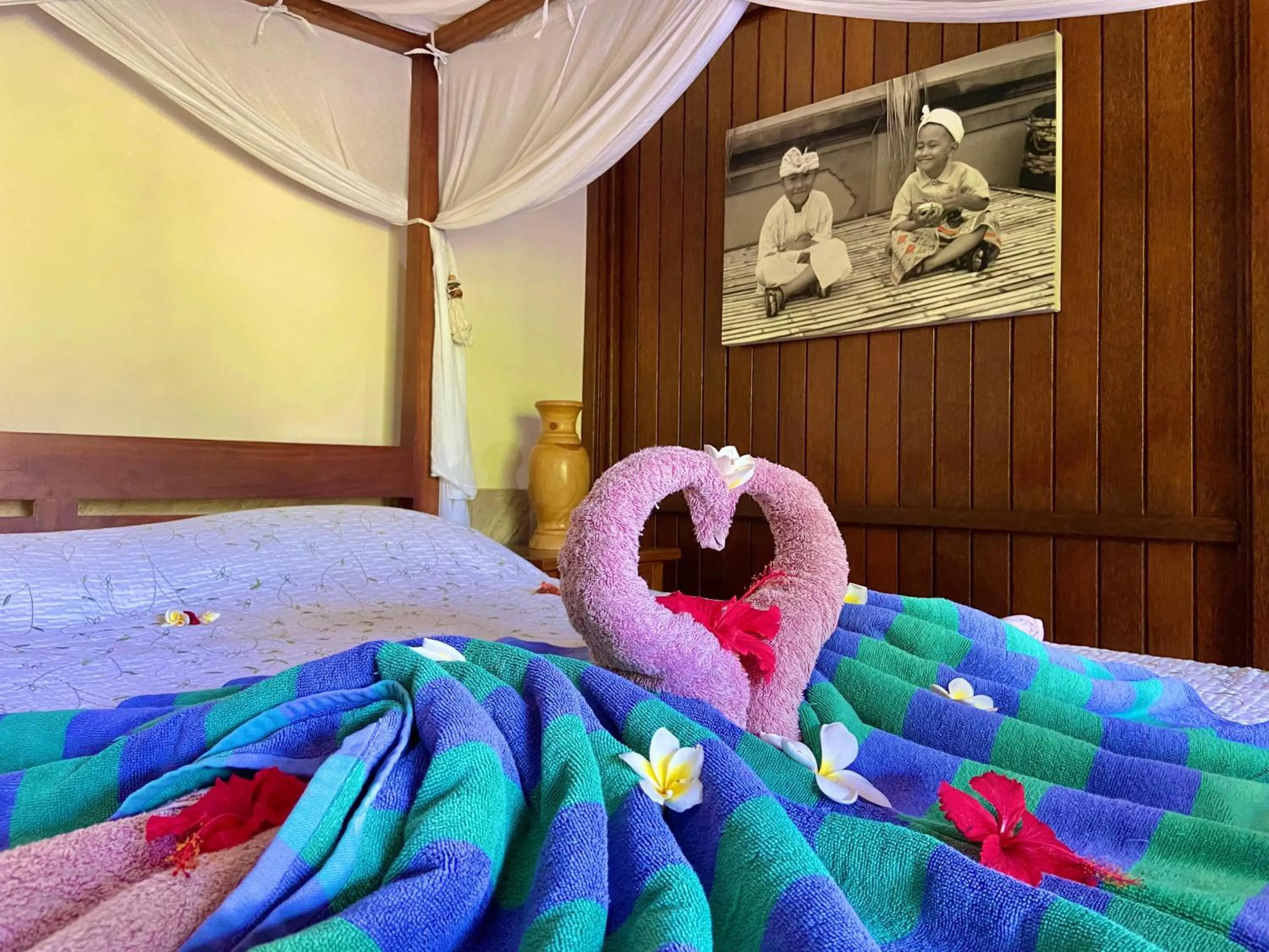 Bed in Sunia Loka Bungalows & Dive Center