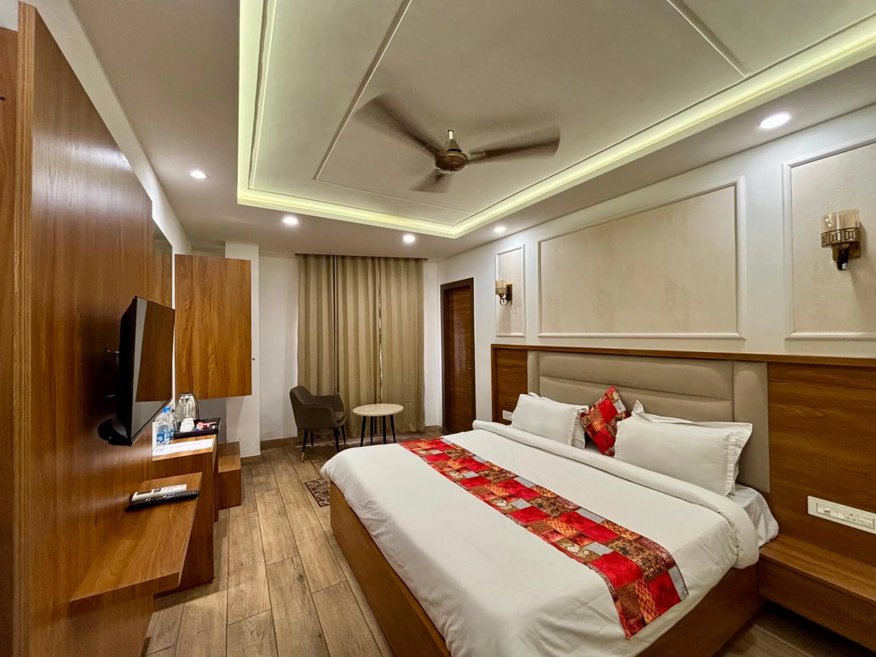 Hotel G R Residency GOLDEN TEMPLE JUST 2 mins WALKING DISTANCE FROM HOTEL