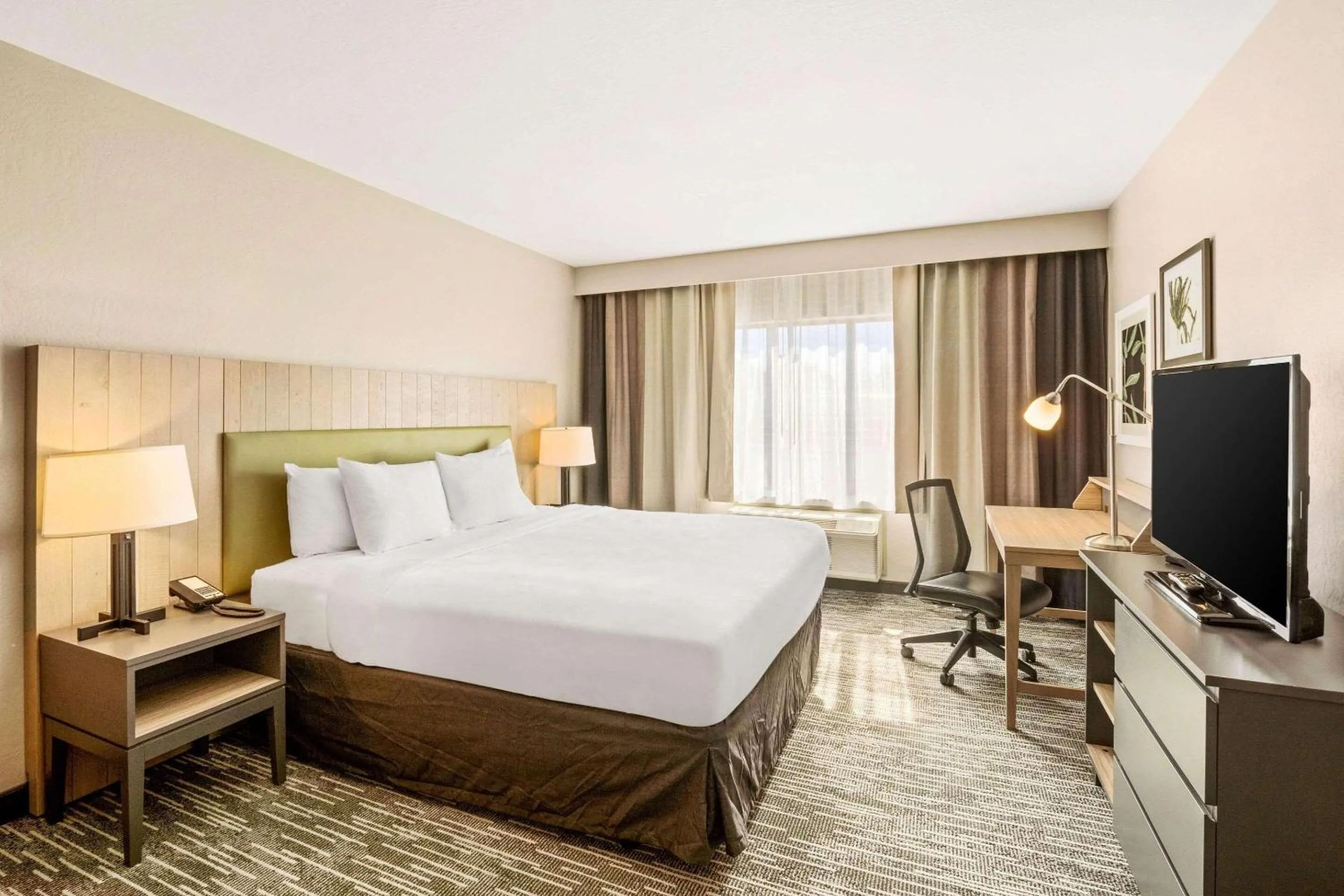 Bedroom, Bed in Country Inn & Suites by Radisson, Flagstaff Downtown, AZ