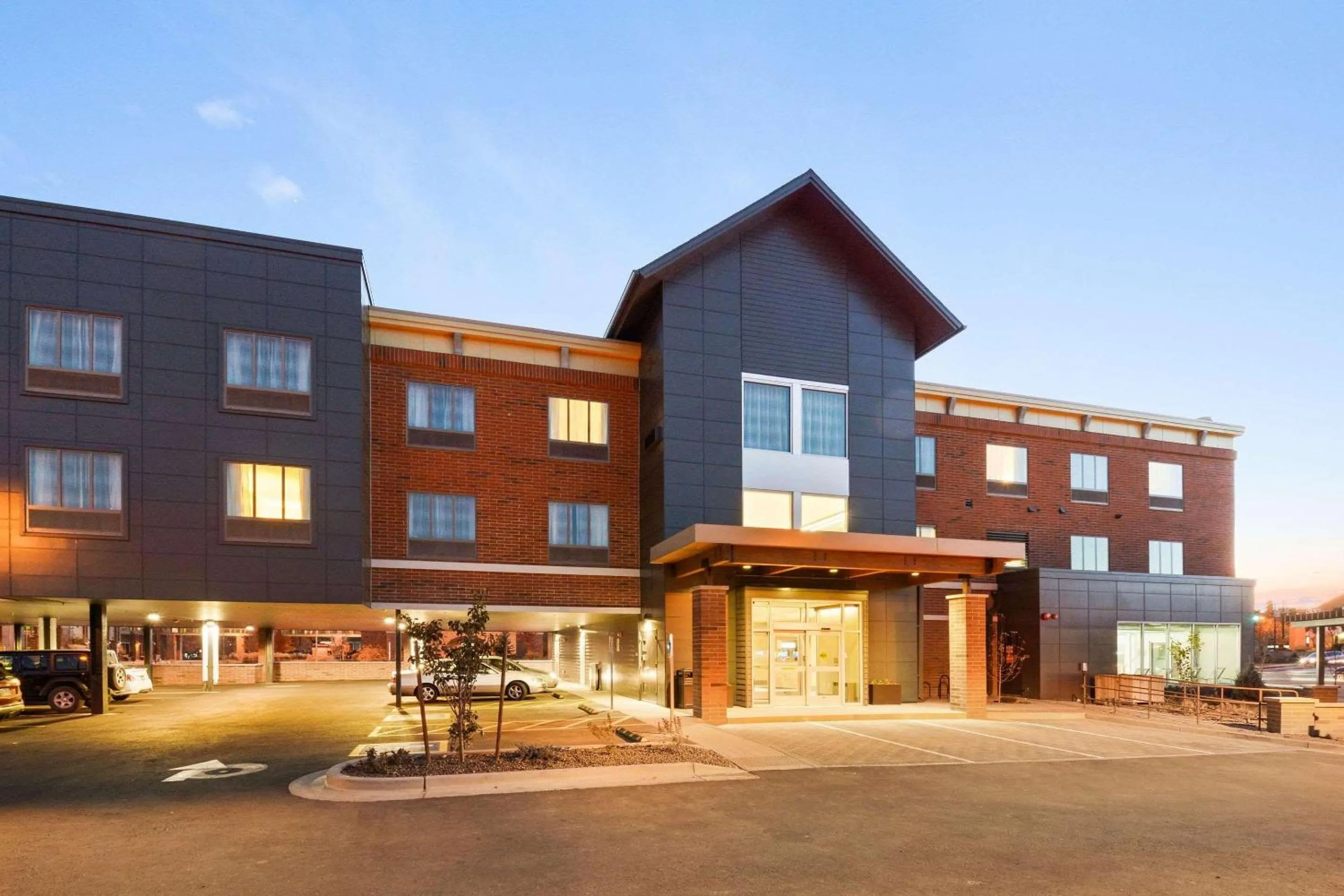 Property building in Country Inn & Suites by Radisson, Flagstaff Downtown, AZ