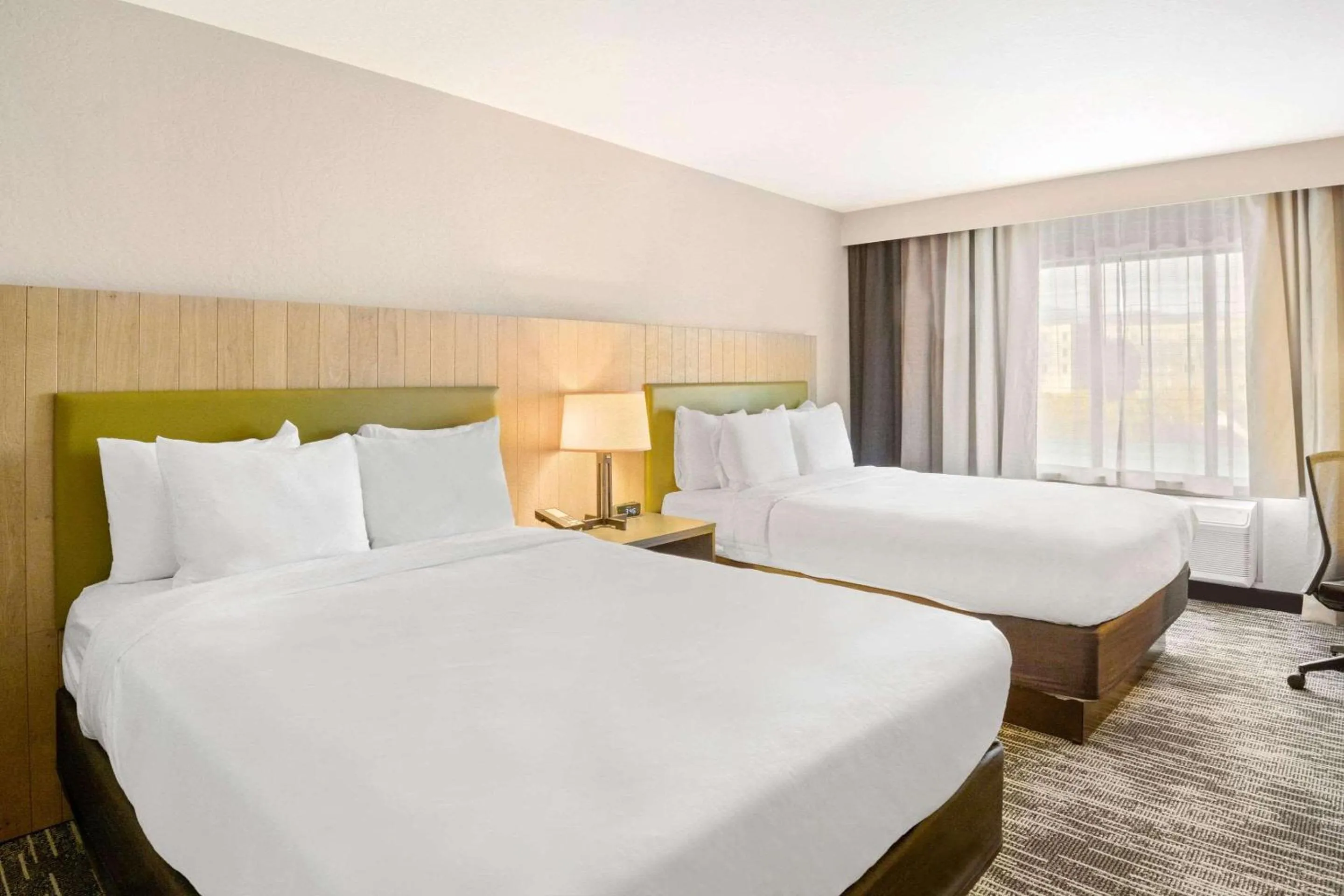 Bedroom, Bed in Country Inn & Suites by Radisson, Flagstaff Downtown, AZ