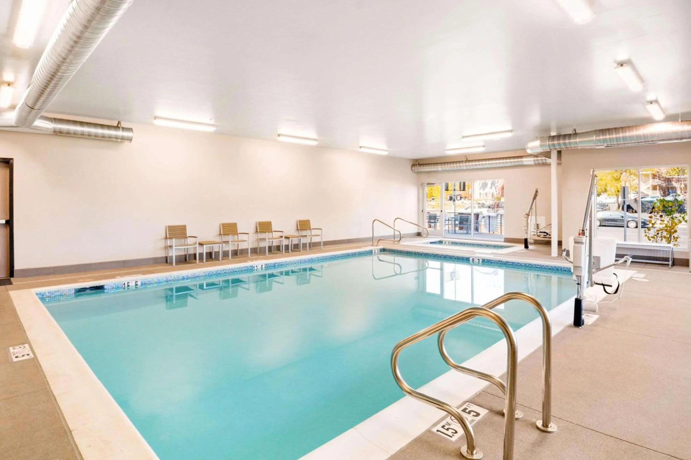Swimming pool in Country Inn & Suites by Radisson, Flagstaff Downtown, AZ