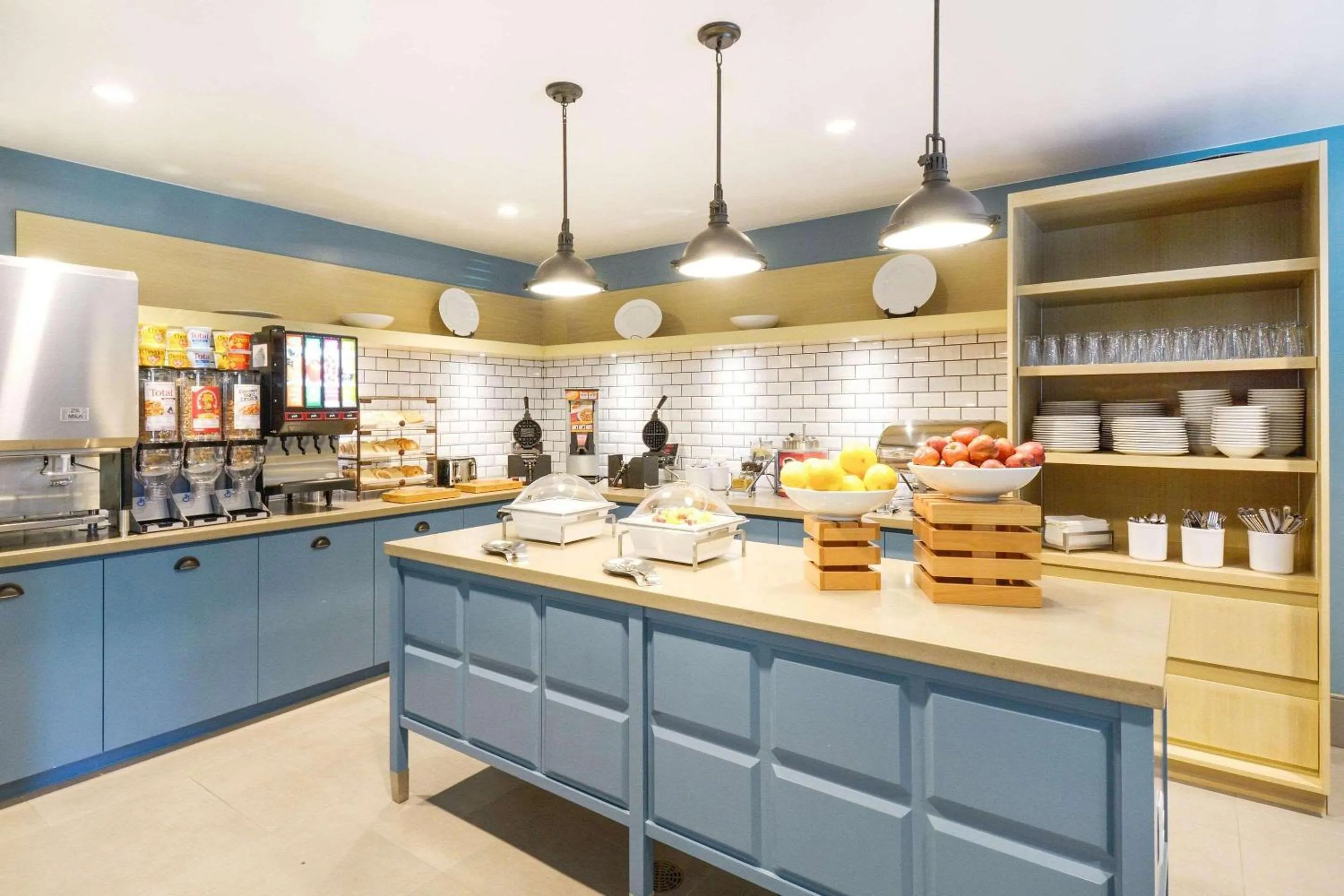 Breakfast in Country Inn & Suites by Radisson, Flagstaff Downtown, AZ