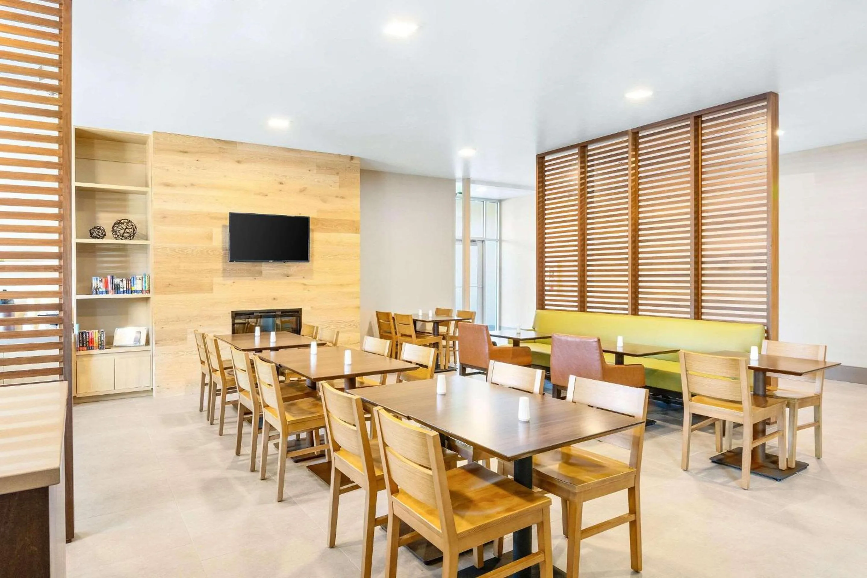 Breakfast in Country Inn & Suites by Radisson, Flagstaff Downtown, AZ