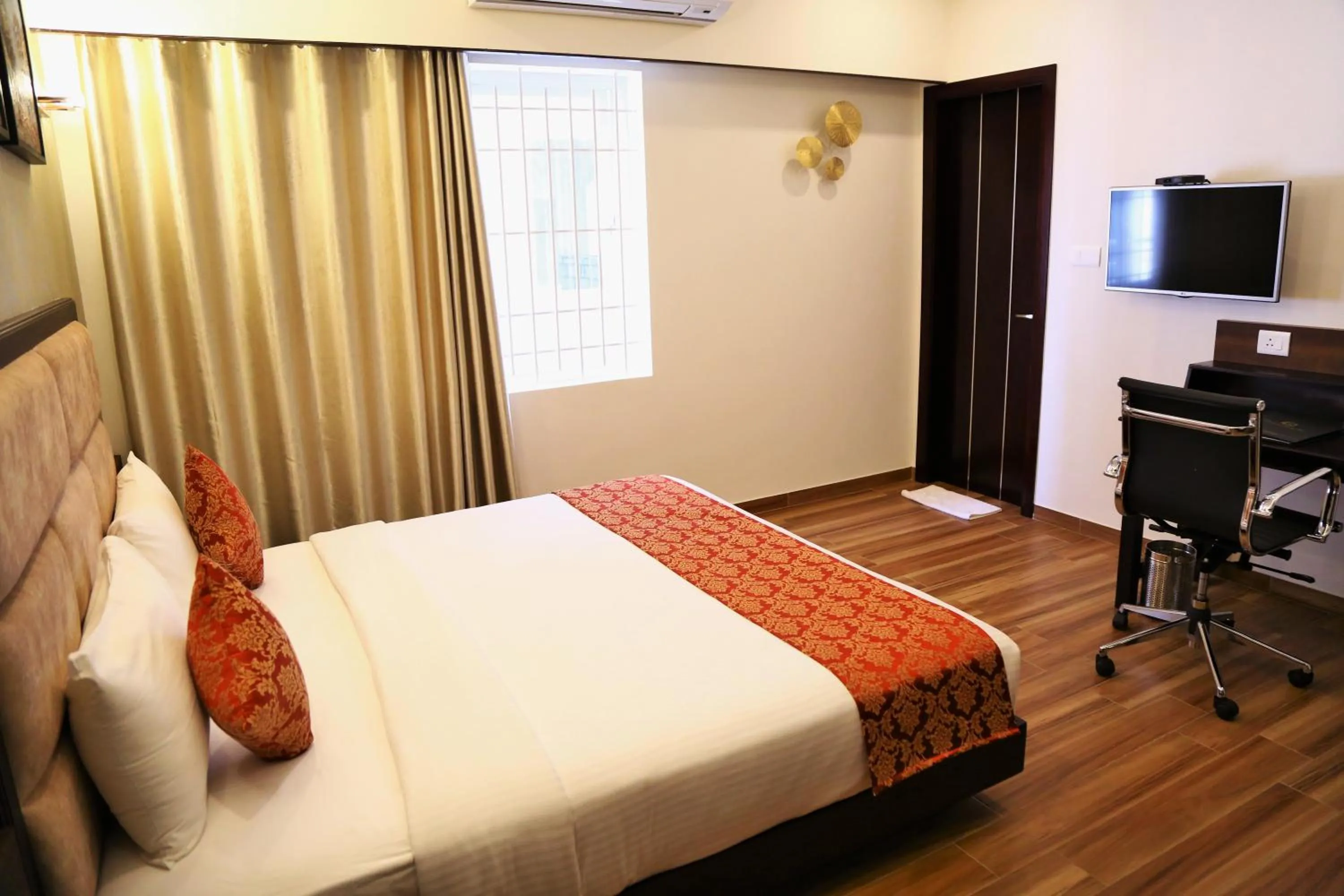 Bedroom, Bed in The Continentti Whitefield