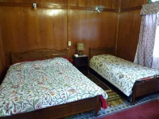 Bed in Houseboat Lily of Nageen