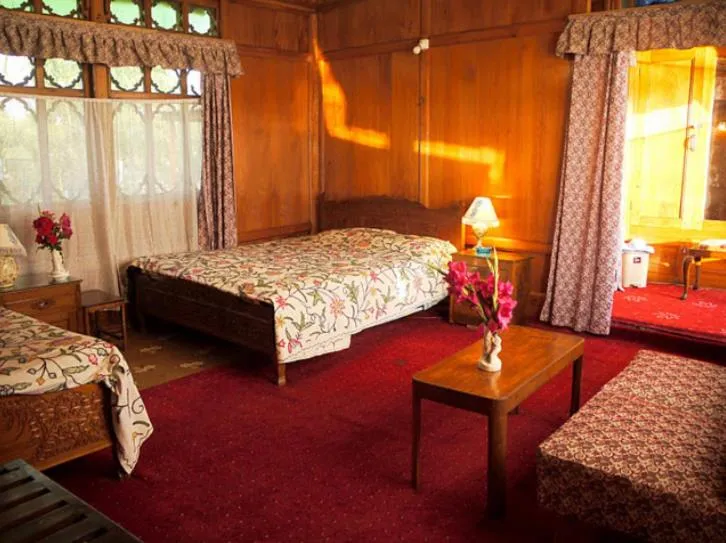 Bed in Houseboat Lily of Nageen