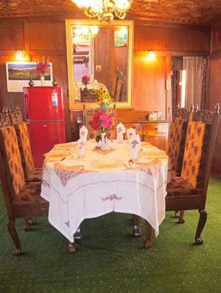 Restaurant/places to eat in Houseboat Lily of Nageen
