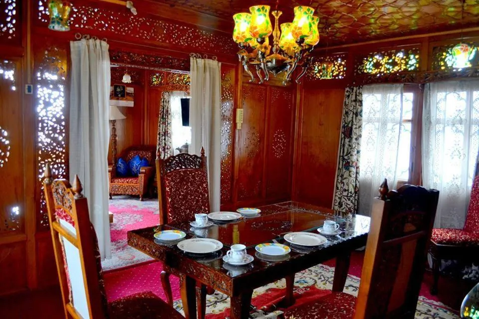 Restaurant/places to eat in Houseboat Lily of Nageen
