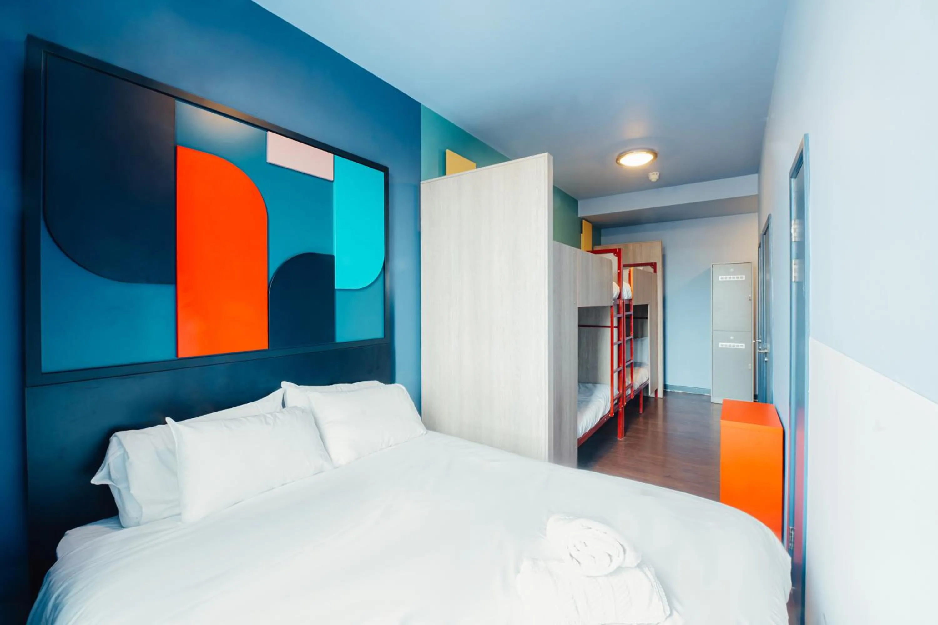 Photo of the whole room, Bed in Kabannas Liverpool