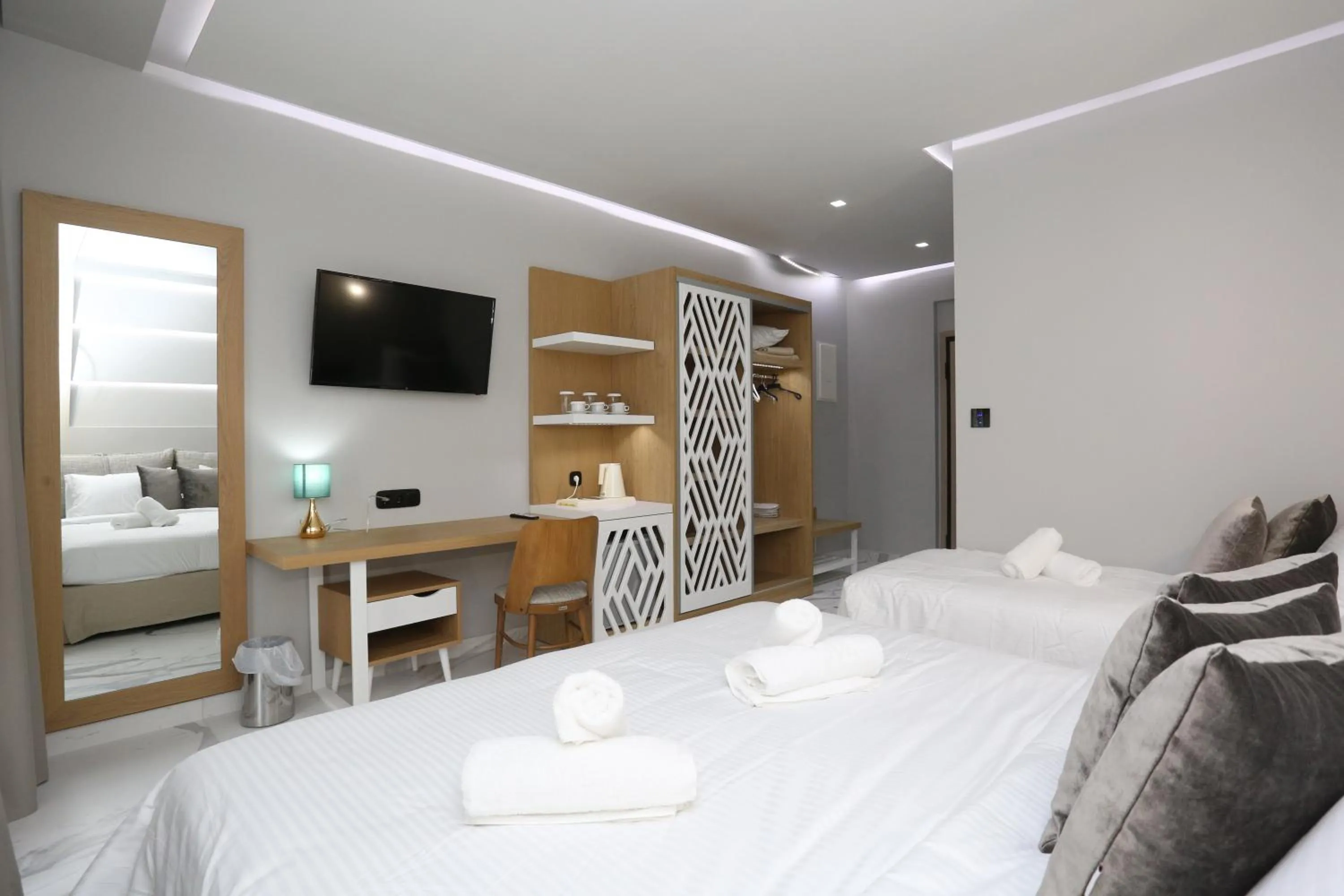 Photo of the whole room, Bed in Tropical