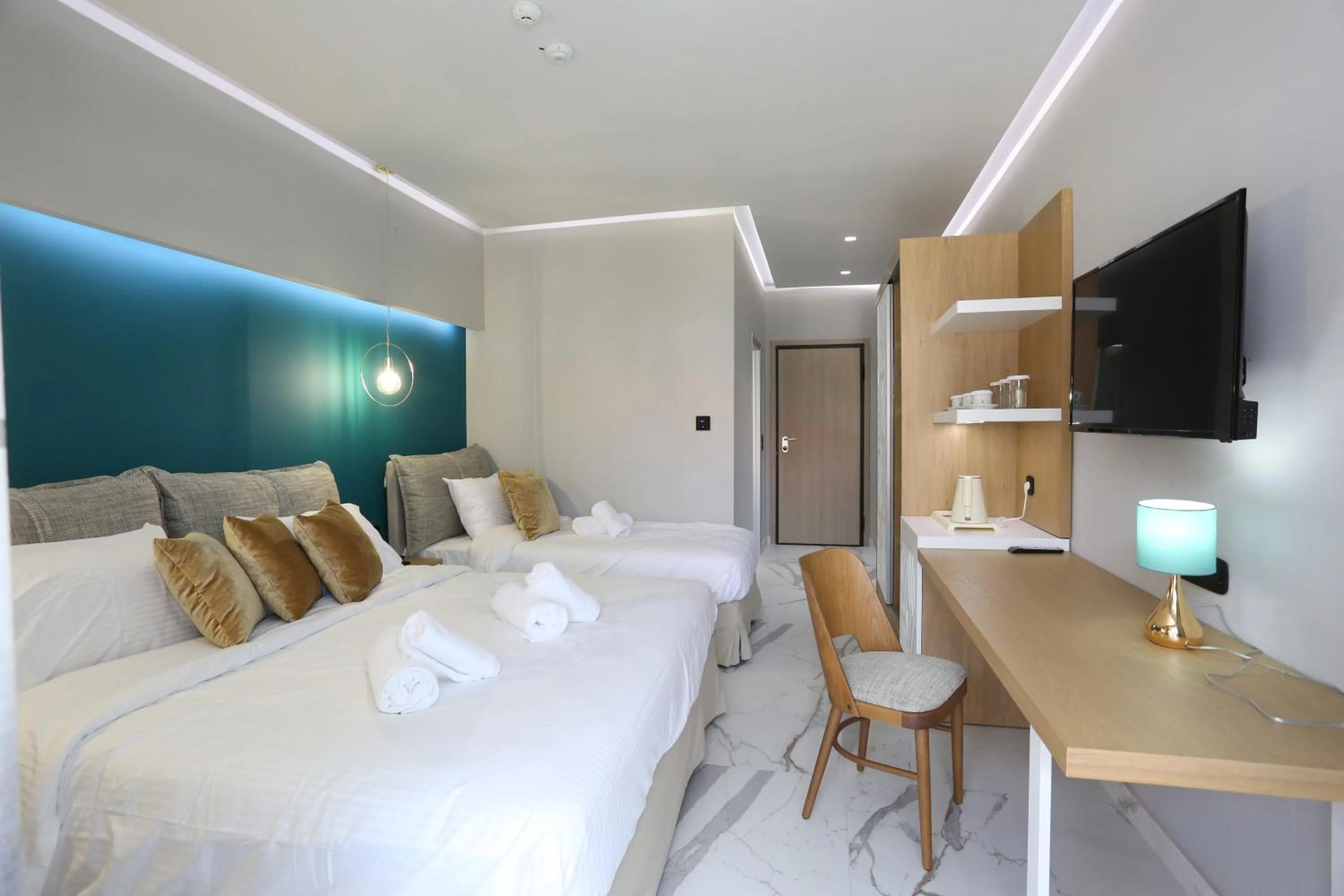 Photo of the whole room, Bed in Tropical