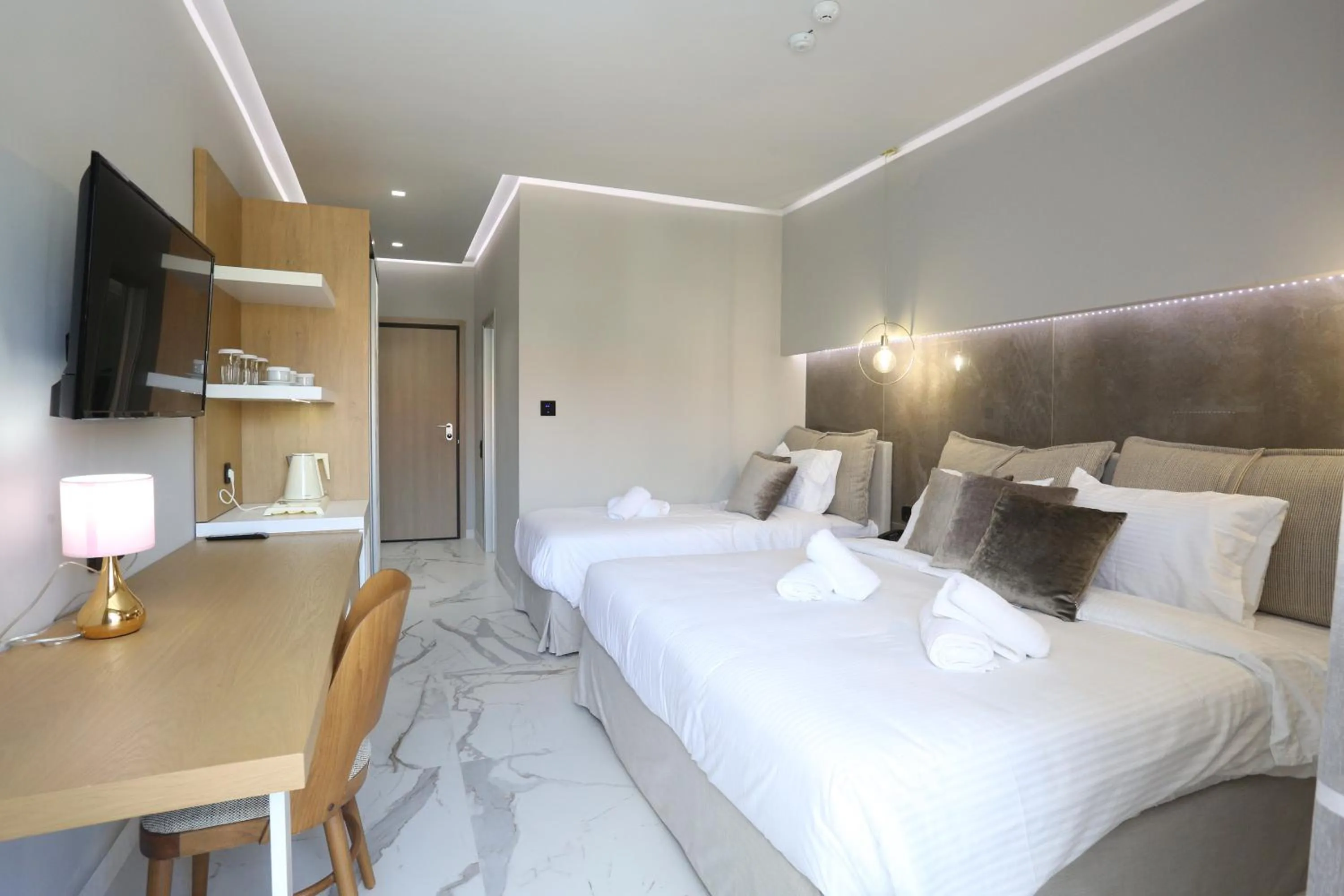 Photo of the whole room, Bed in Tropical