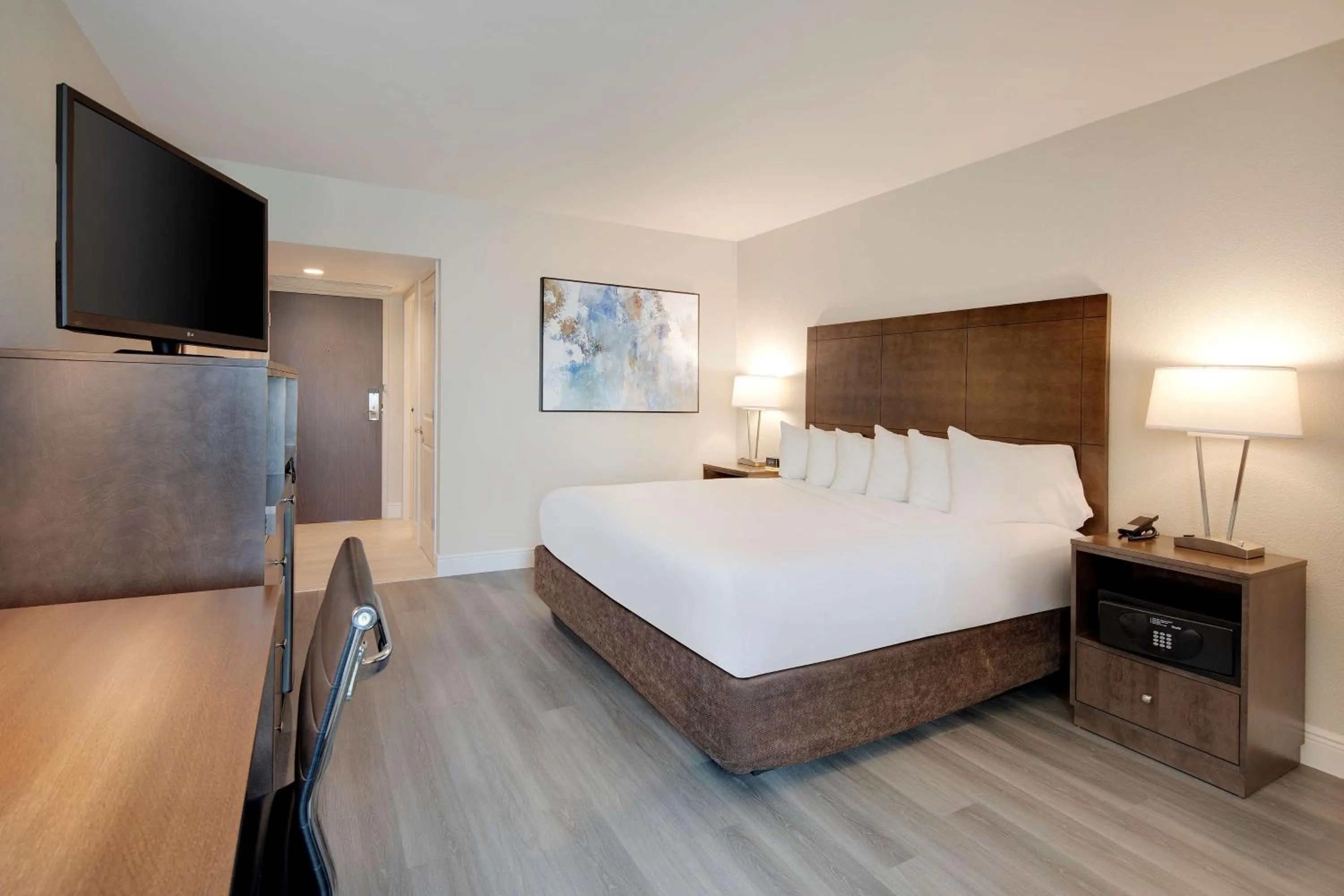 Photo of the whole room, Bed in The Florida Hotel & Conference Center in the Florida Mall