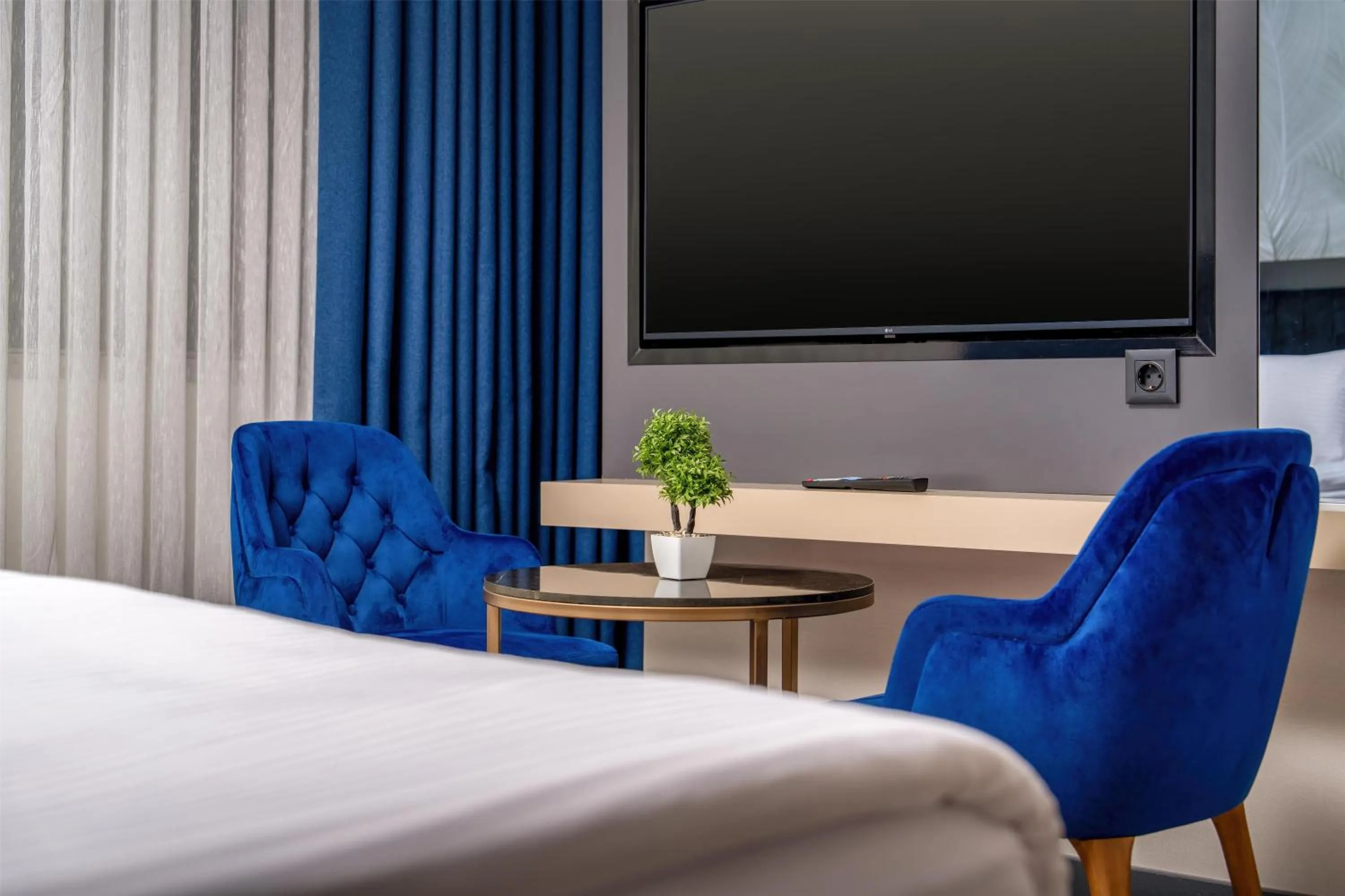 Bedroom, Bed in Best Western Premier Hidden Hills Hotel