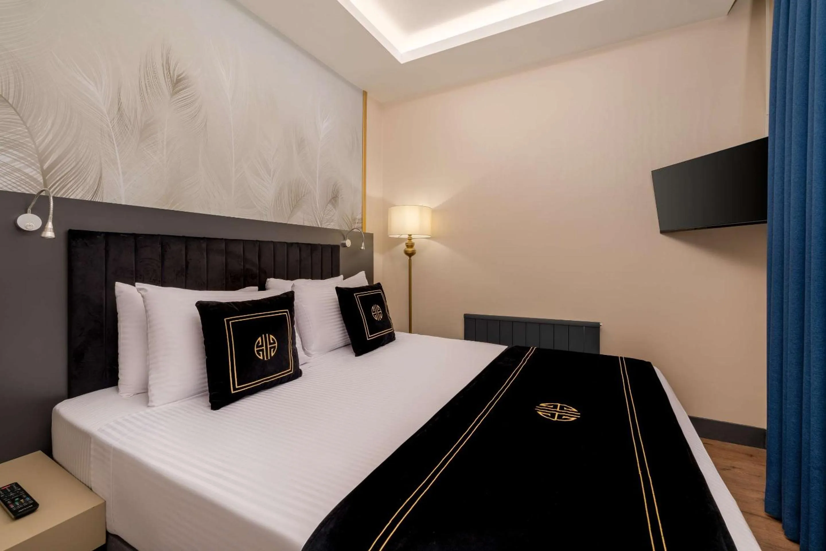 Bedroom, Bed in Best Western Premier Hidden Hills Hotel