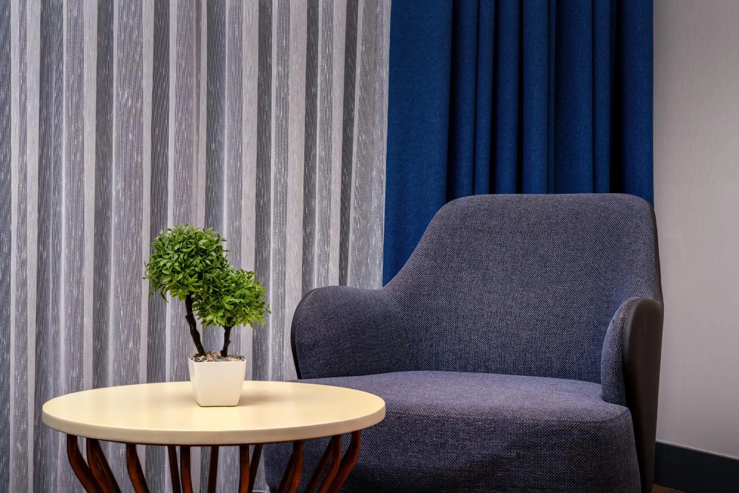 Living room in Best Western Premier Hidden Hills Hotel