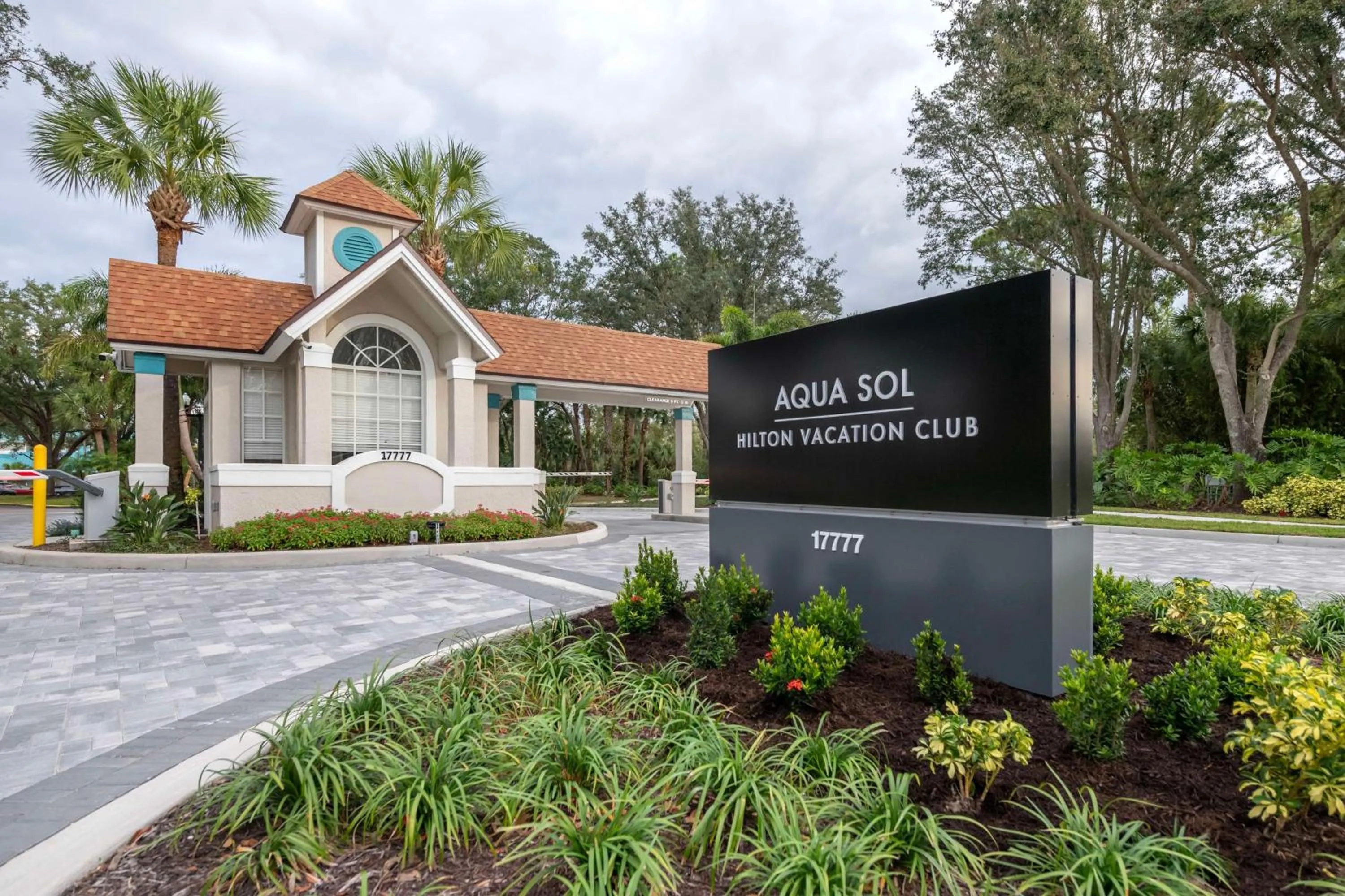 Property building in Hilton Vacation Club Aqua Sol Orlando West