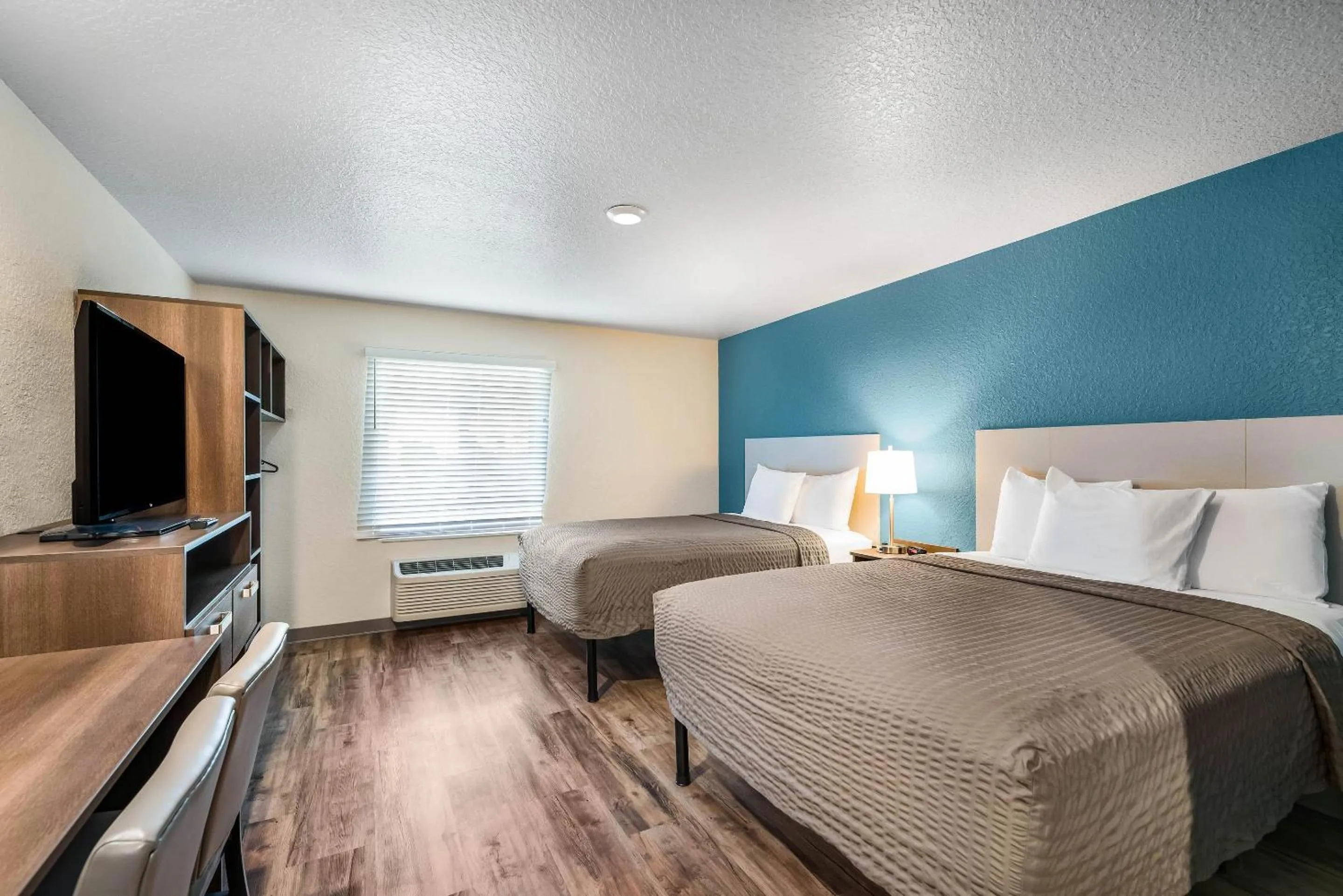 Bed in WoodSpring Suites Davenport FL