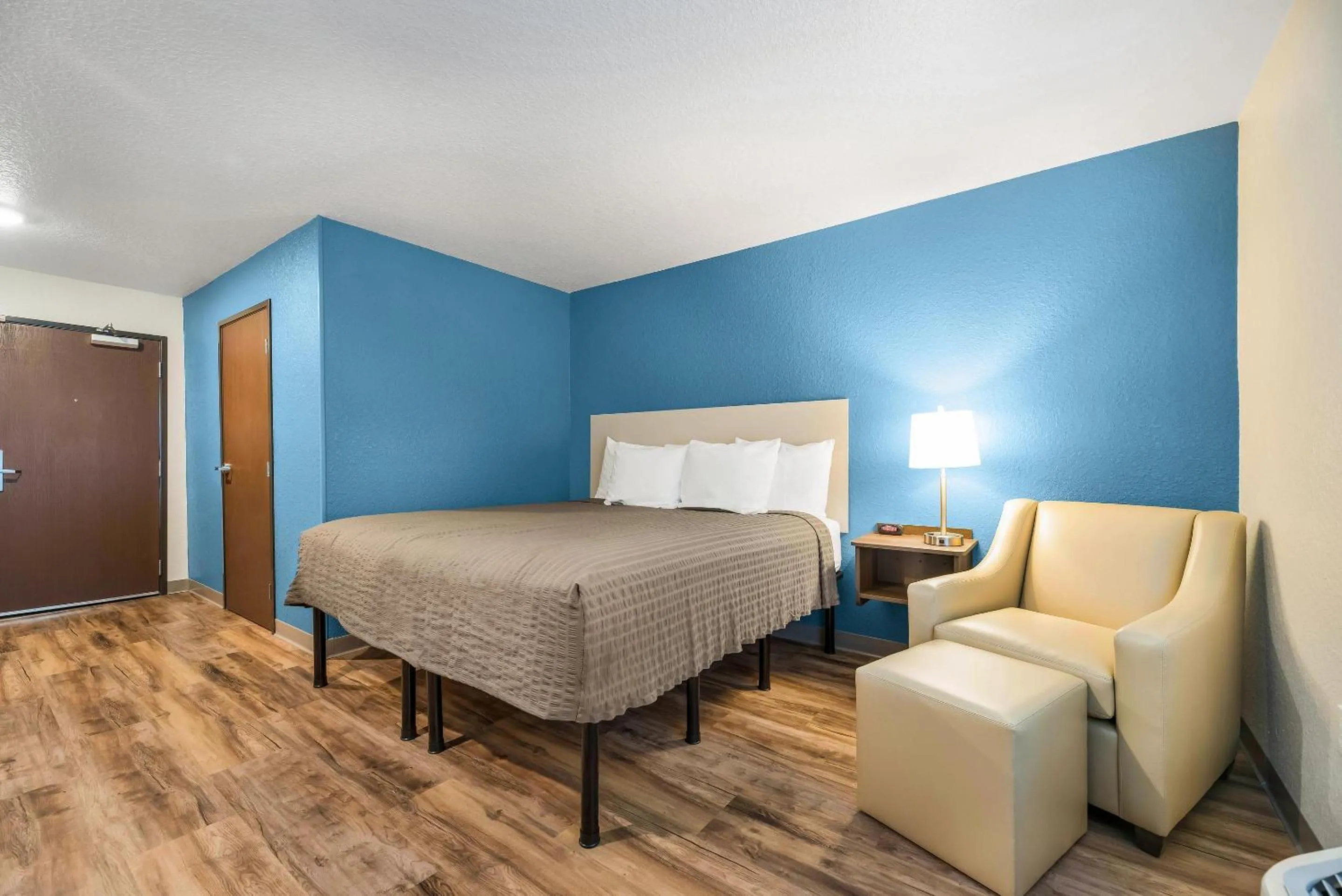 Bedroom, Bed in WoodSpring Suites Davenport FL