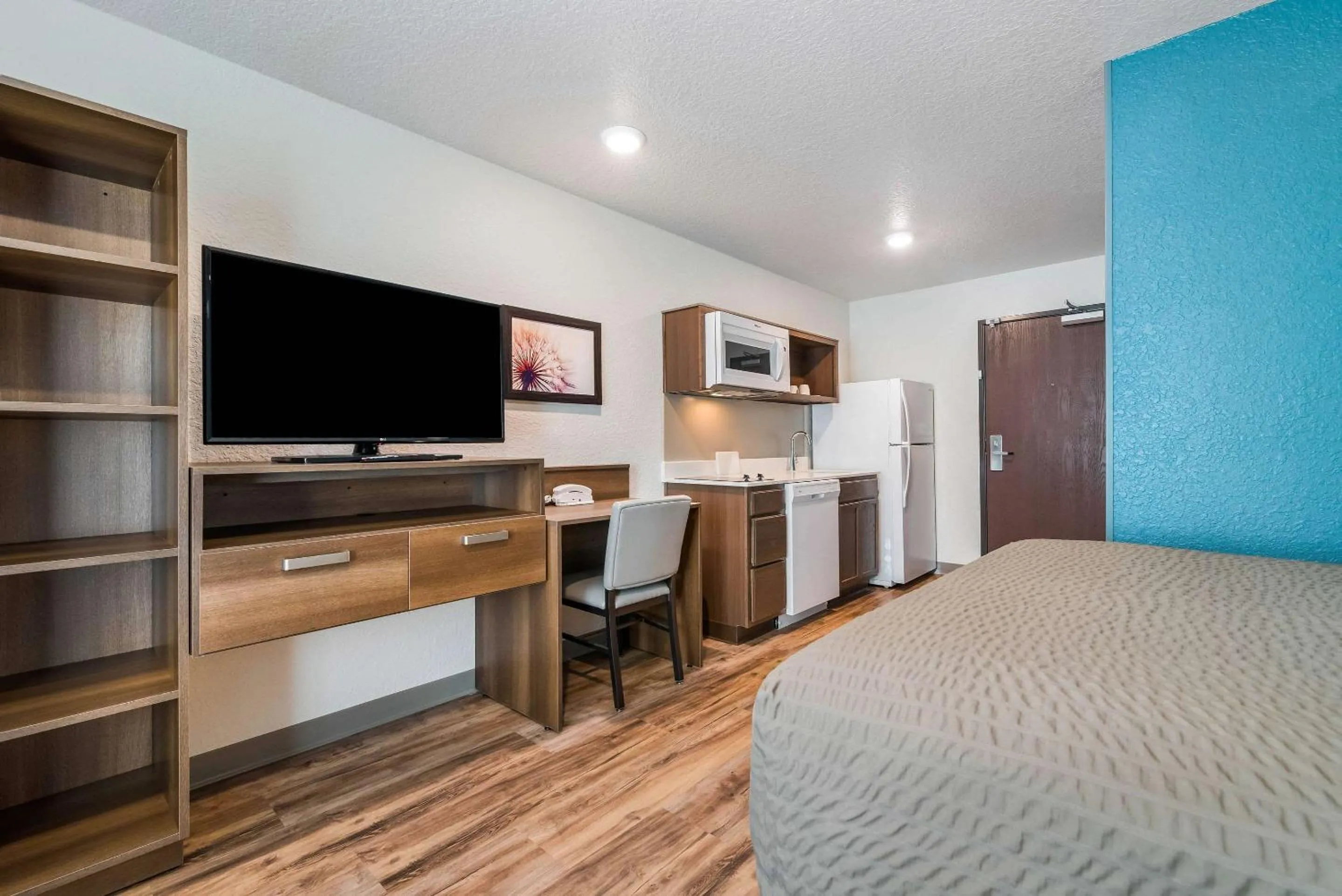 King Room - Accessible/Non-Smoking in WoodSpring Suites Davenport FL