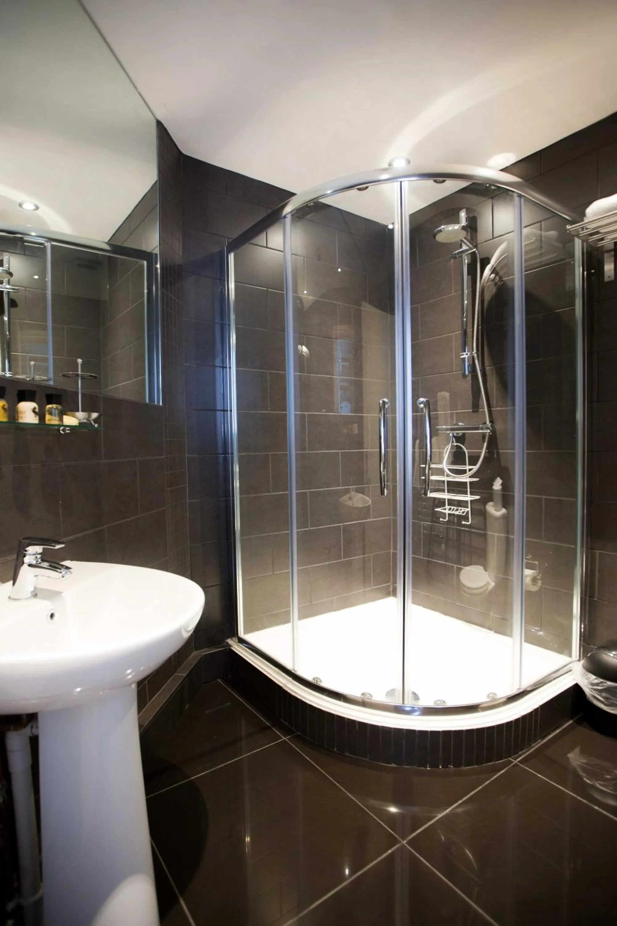 Shower in OX Hotel, Bar, & Grill