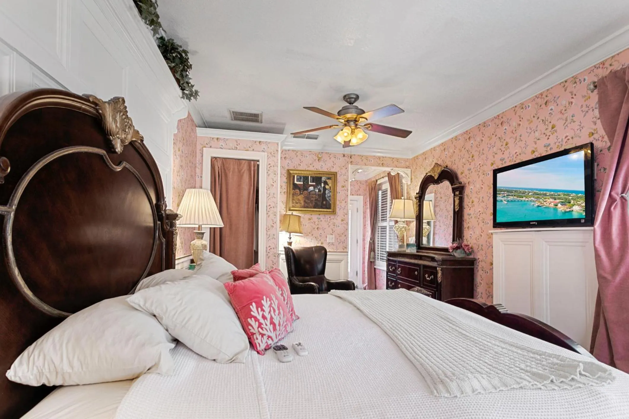 Bed in Casablanca Inn on the Bay