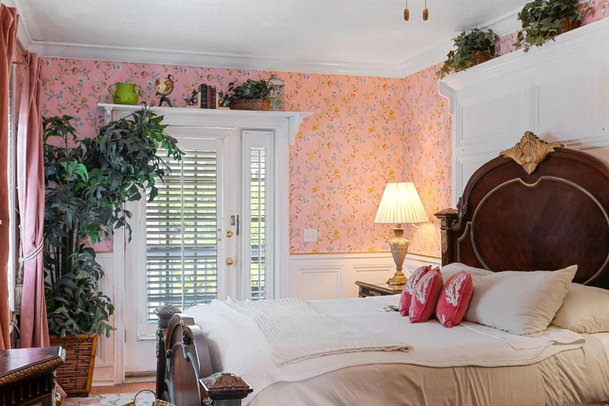 Bed in Casablanca Inn on the Bay