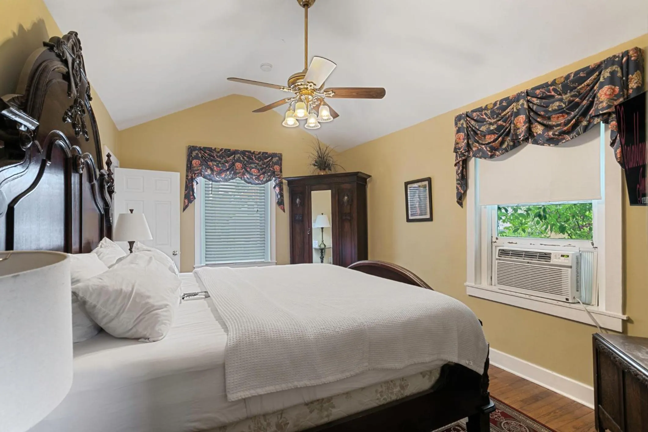 Bed in Casablanca Inn on the Bay